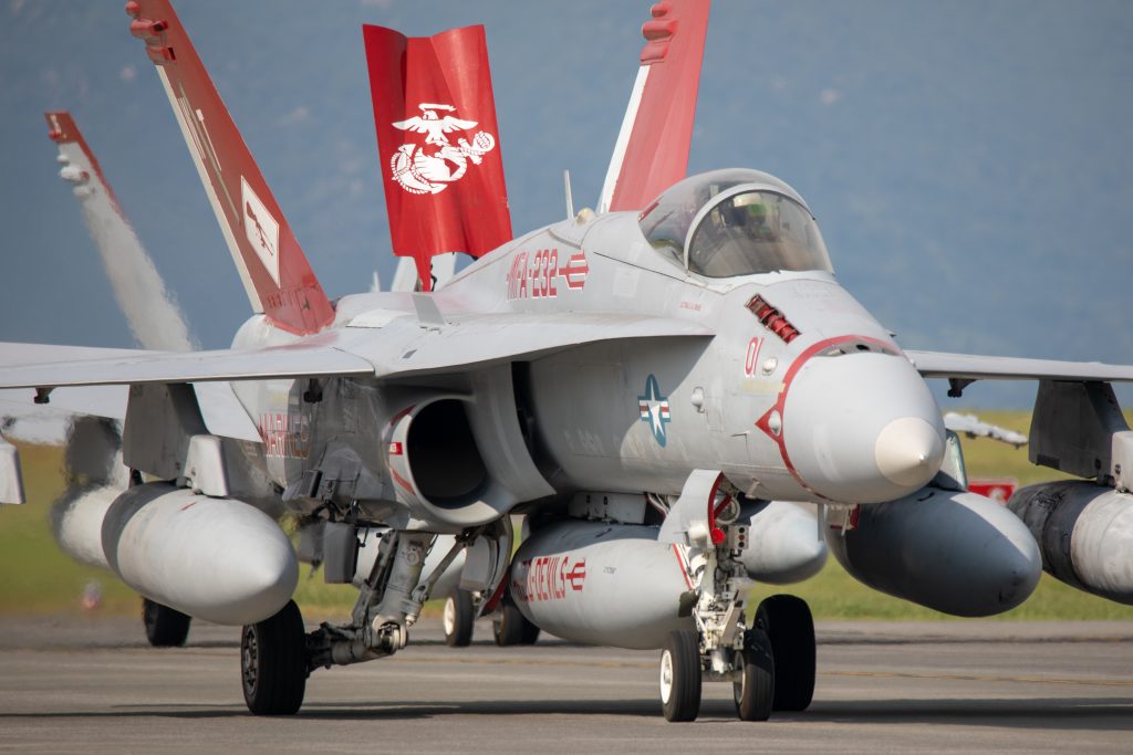 Caças F/A-18 Hornet do esquadrão VMFA-232 Red Devils. (Foto: Lance Cpl. Erick Reyes/Fuzileiros Navais dos EUA)