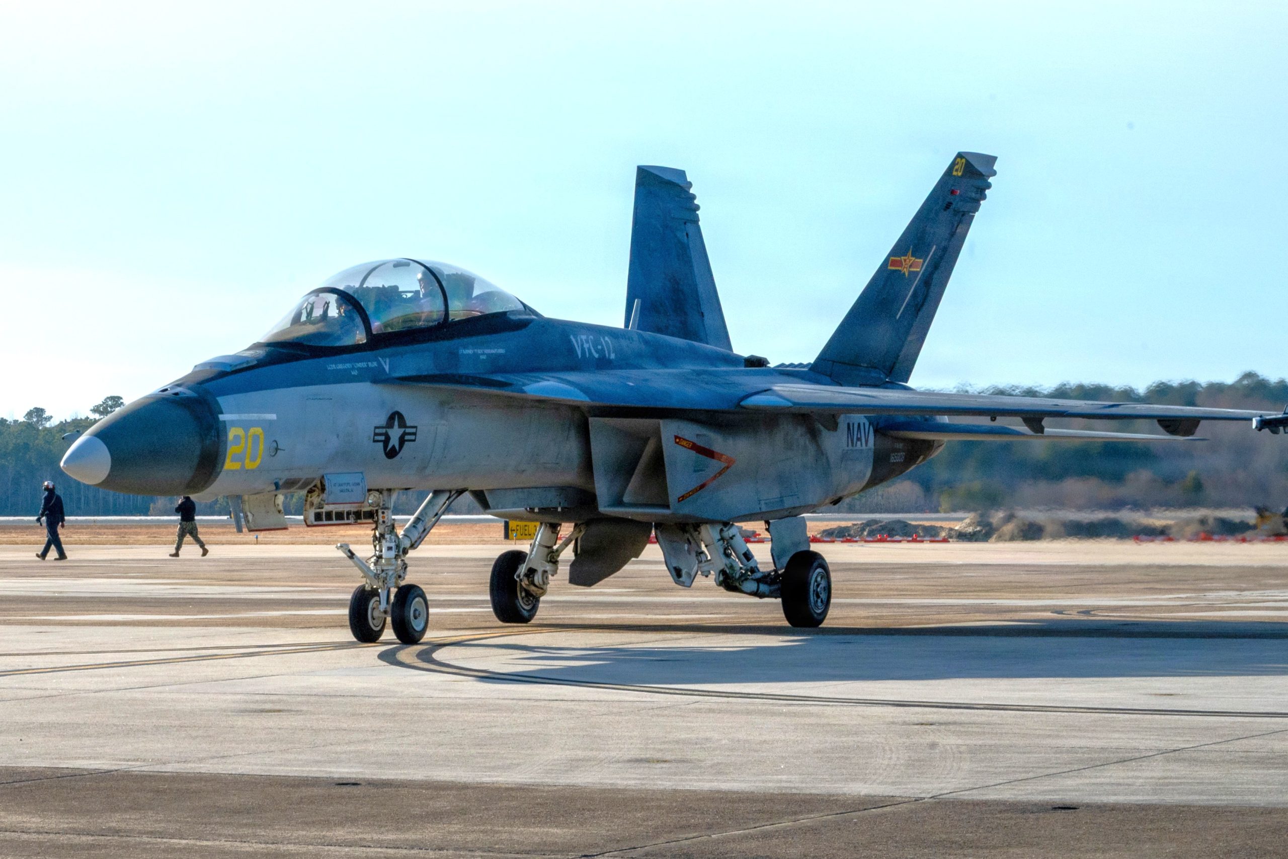F/A-18F do esquadrão adversário VFC-12, pintado para emular um caça chinês. A unidade opera o Super Hornet desde 2021. (Mass Communication Specialist 1st Class David C. Warren/USN/Divulgação)