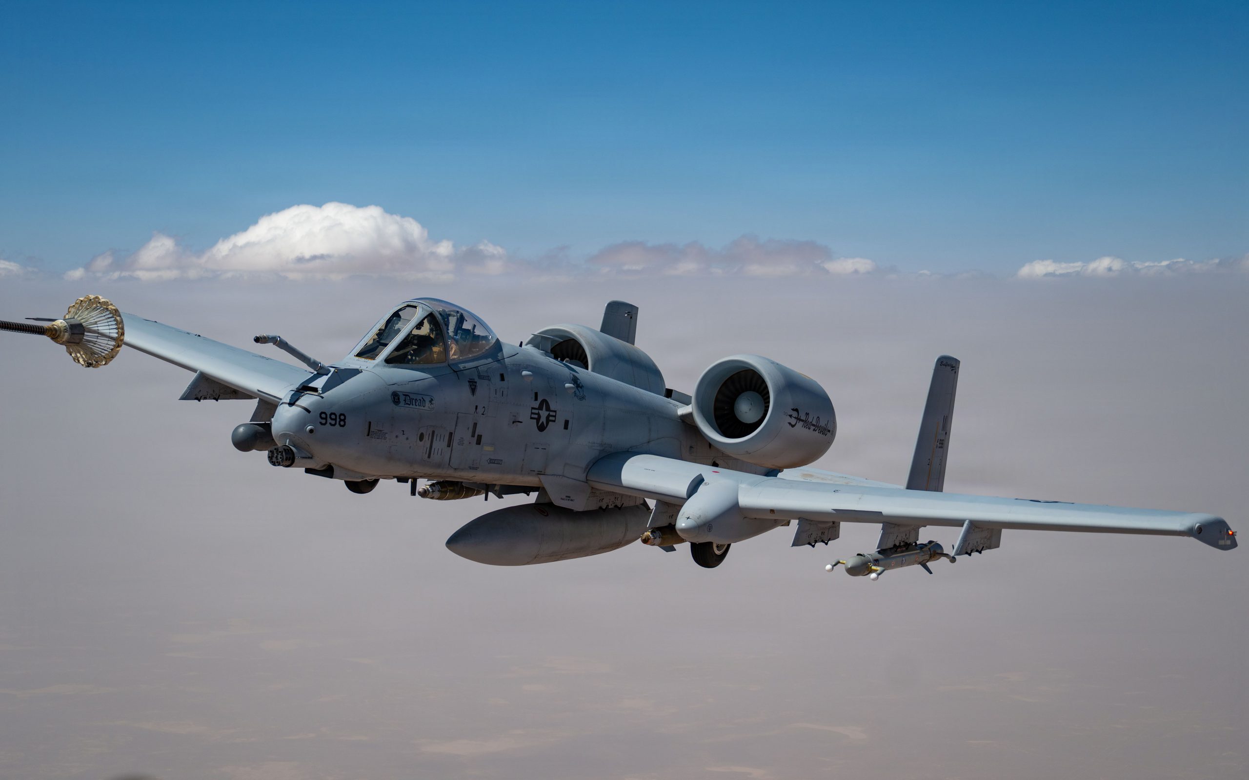 Na asa esquerda, o A-10C carregando um pod de guerra eletrônica Angry Kitten (USAF/Divulgação)