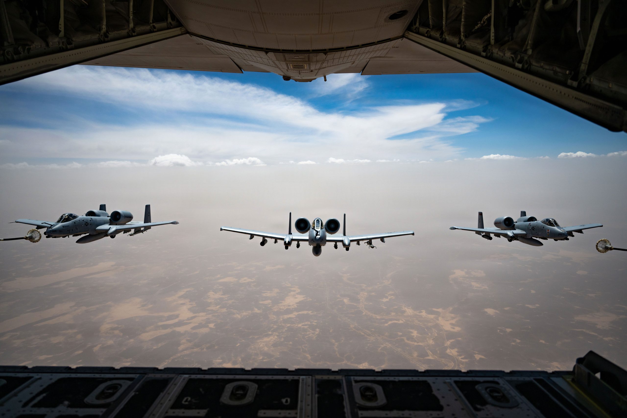 Três A-10C são vistos da rampa de um HC-130J Combat King depois de um REVO (USAF/Divulgação)