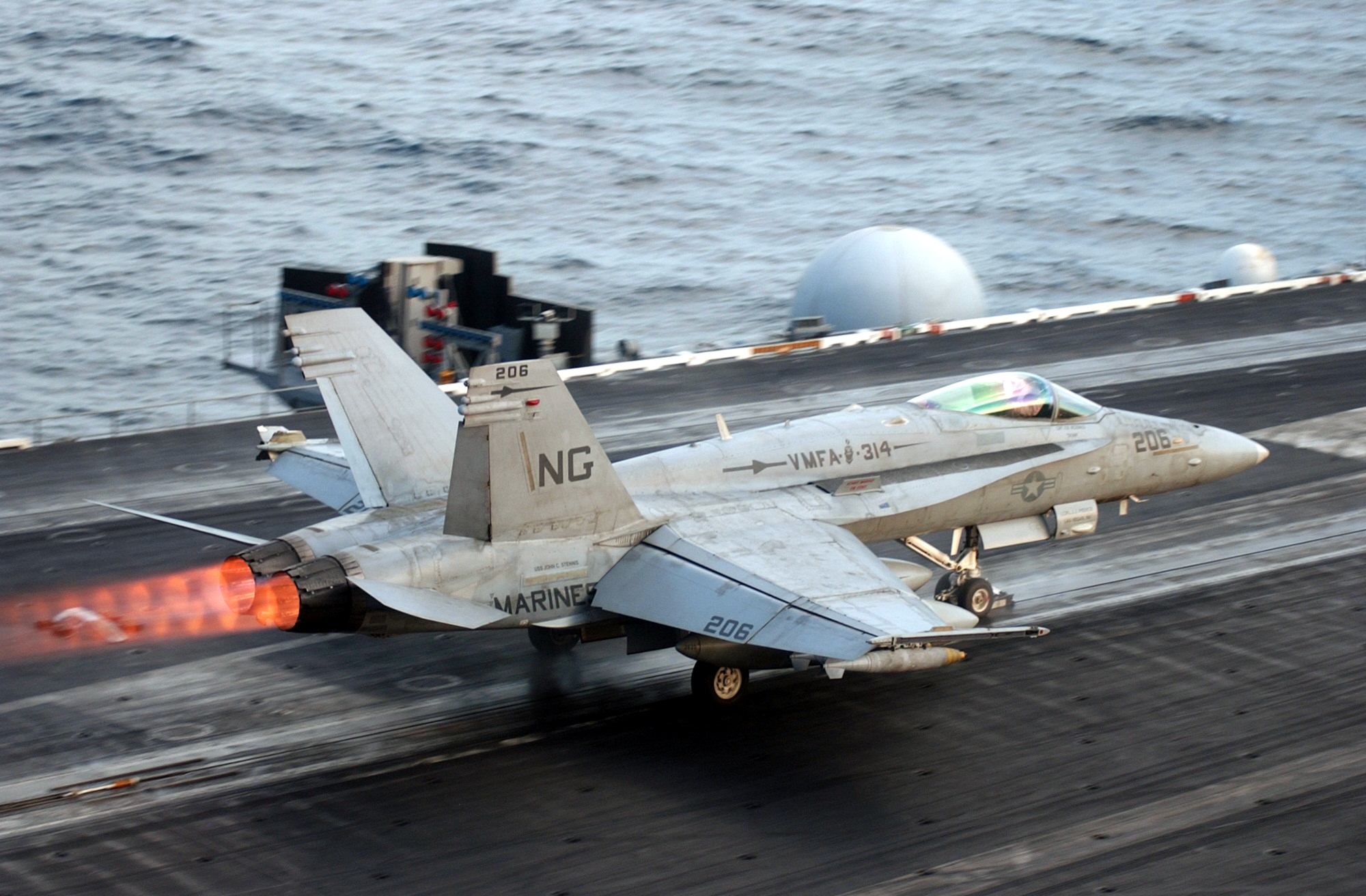 F/A-18C Hornet do USMC decolando do porta-aviões nuclear USS John C. Stennis. (Foto: Michael Arteaga/Marinha dos EUA)