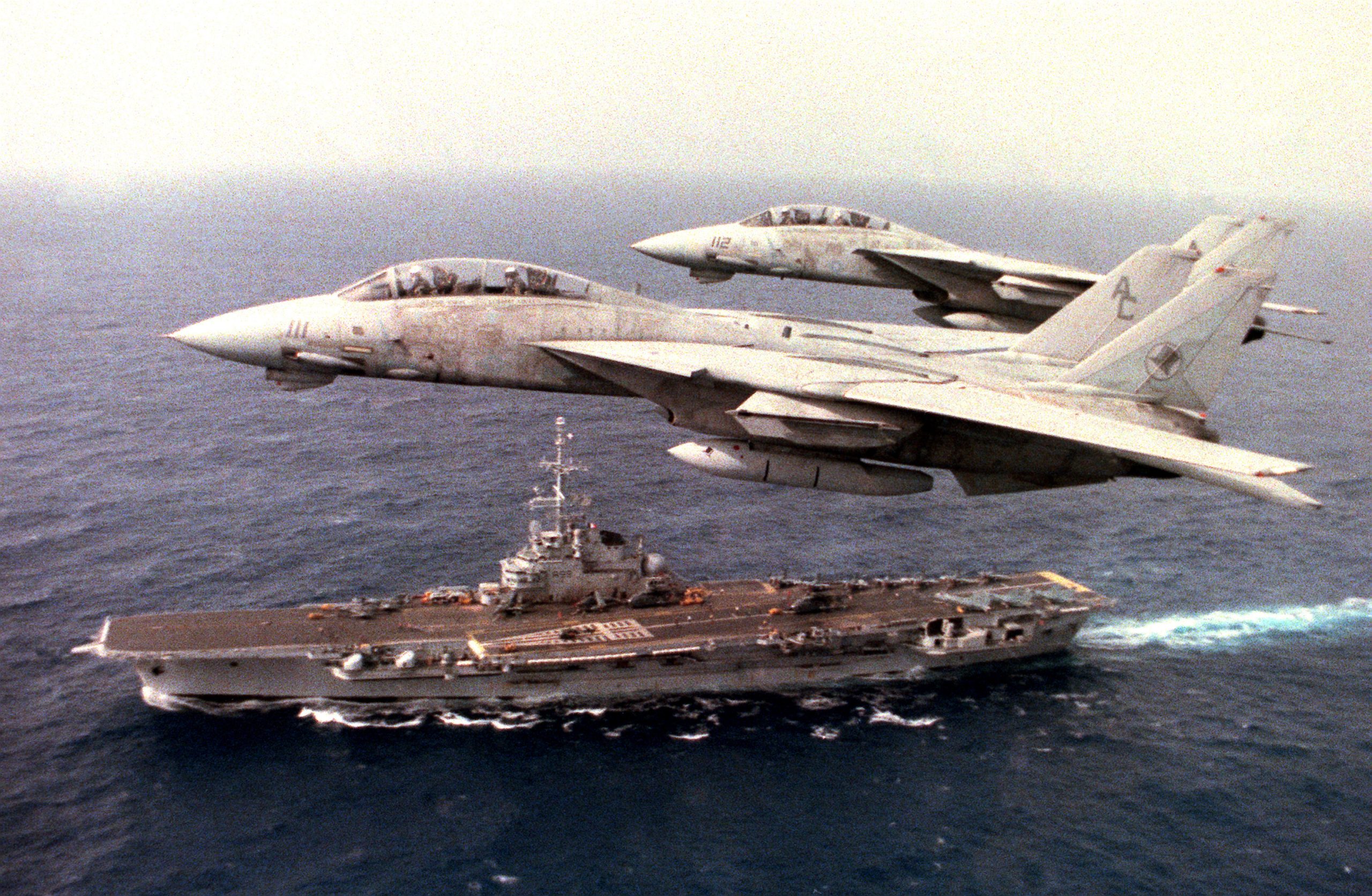 Caças F-14A Tomcat sobrevoando o porta-aviões francês Foch em 1990. Dez anos depois o Foch foi vendido à Marinha do Brasil e se tornou o NAe São Paulo. (USN/Divulgação)