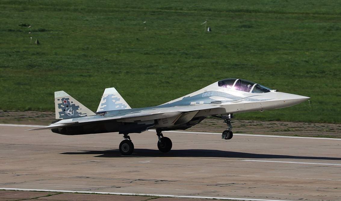 Rússia anunciou primeiro voo e início dos testes com Su-57D de dois assentos (Rostec/Divulgação)