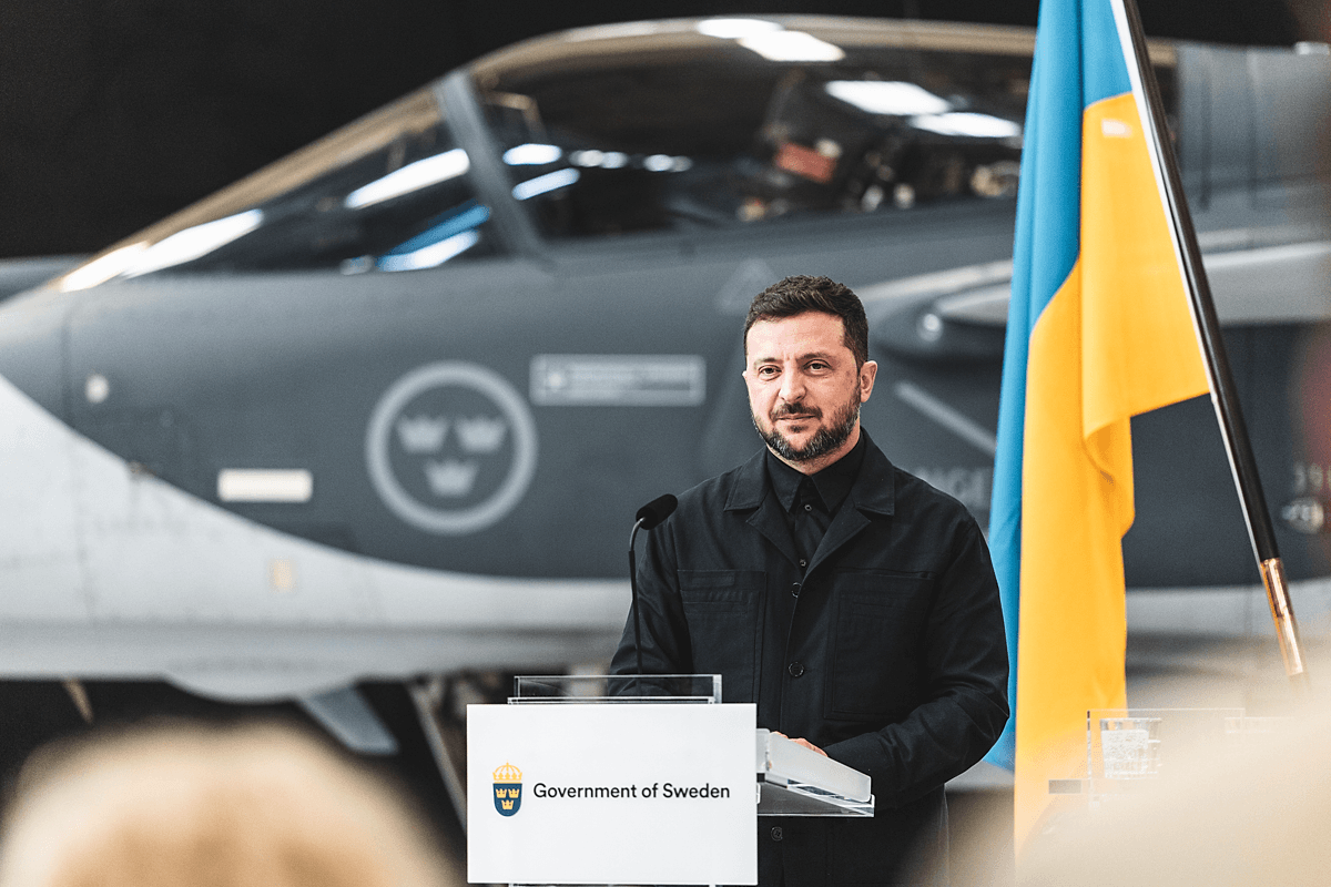 Presidente ucraniano Volodymyr Zelensky assinou intenção de adquirir 150 caças Saab Gripen (Saab/Divulgação)