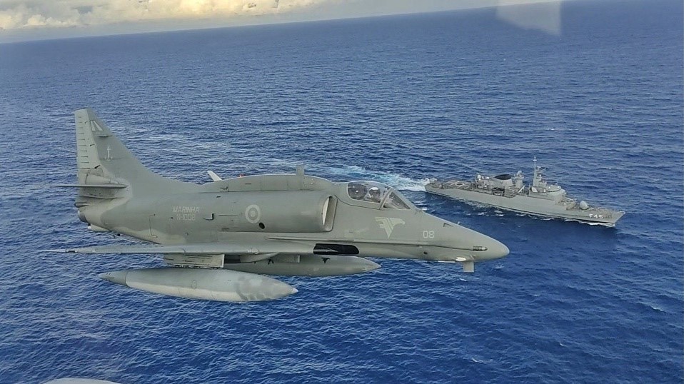AF-1B Skyhawk sobrevoa a Fragata União (Marinha do Brasil/Divulgação)