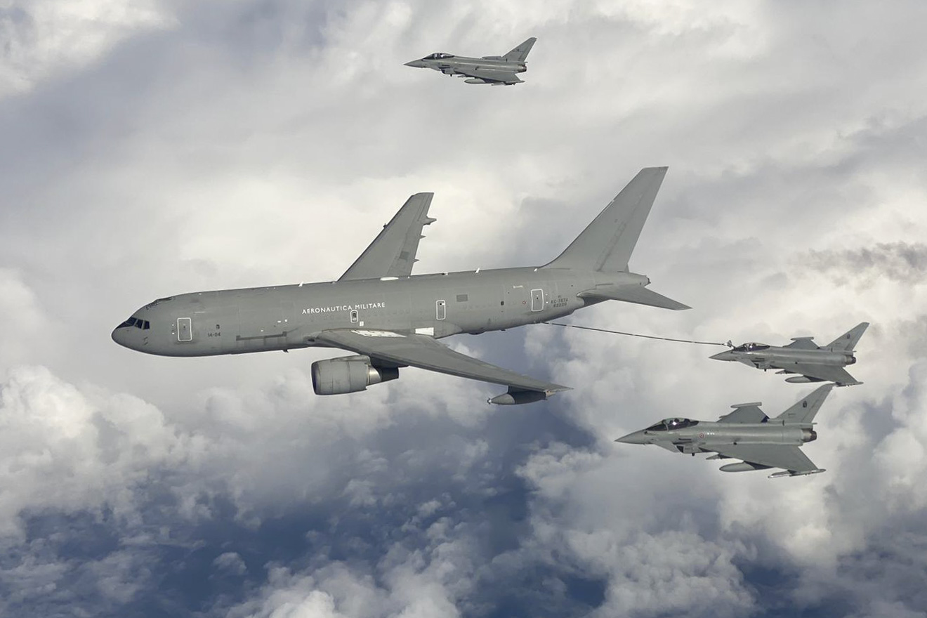 Boeing KC-767A reabastecendo caças F-2000 Typhoon (AMI/Divulgação)