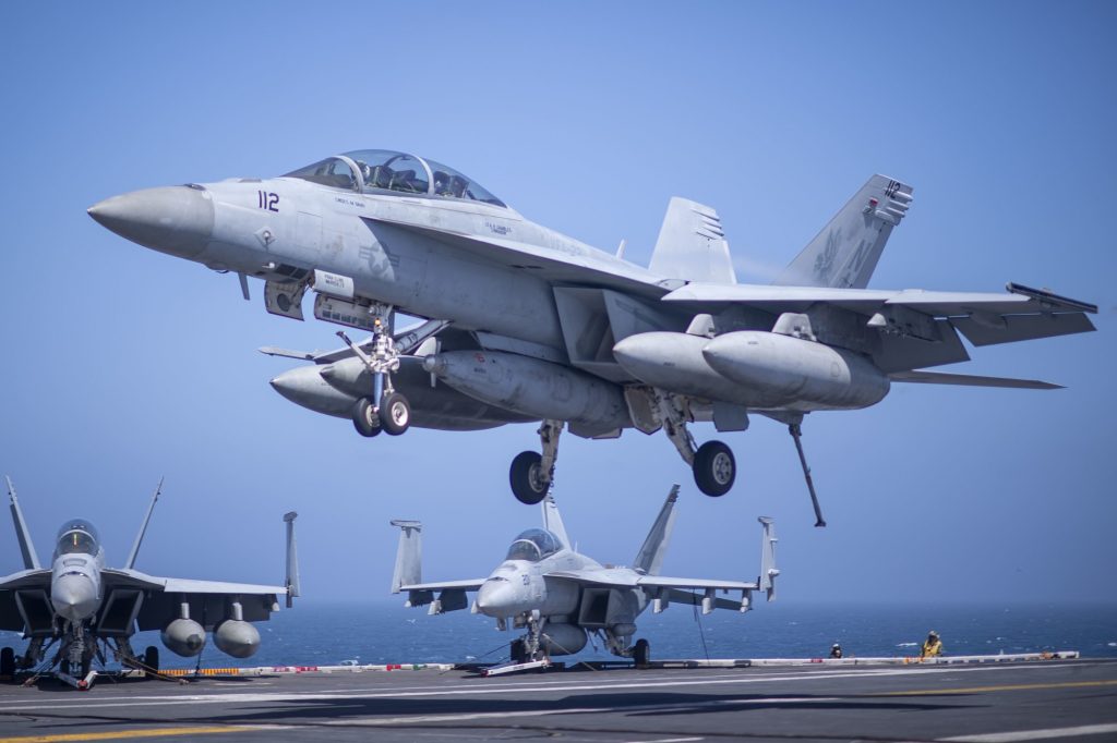 F/A-18F Super Hornet pousando a bordo dos USS Nimitz. A aeronave está configurada opera reabastecimento em voo. (Mass Communication Specialist 3rd Class Jared Mancuso/Marinha dos EUA/Divulgação)