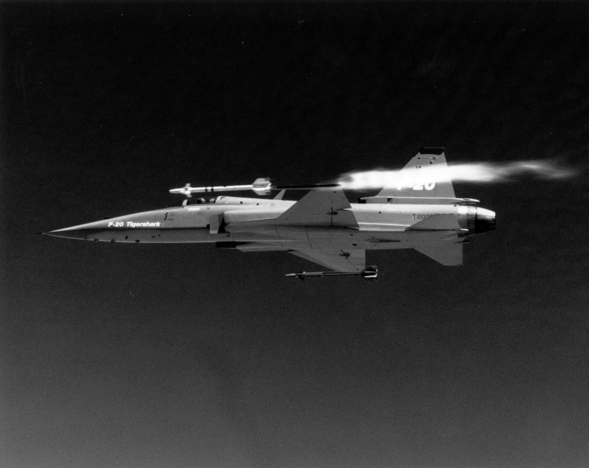 F-20 Tigershark disparando um míssil ar-ar AIM-9 Sidewinder (acervo do San Diego Air & Space Museum)