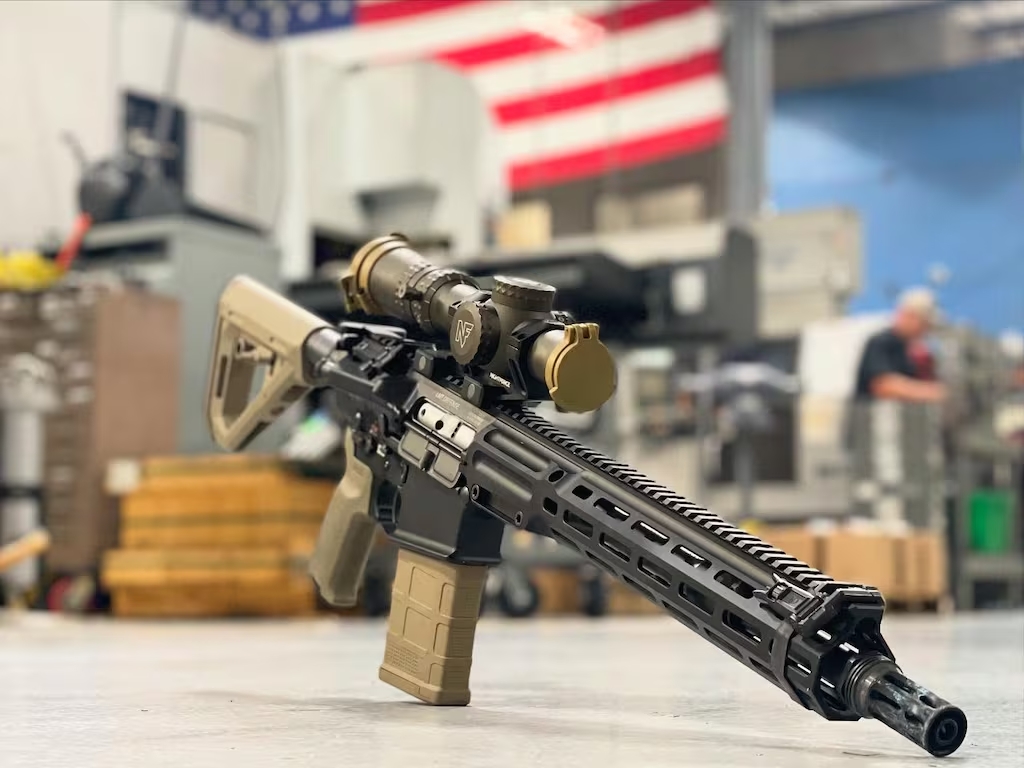 Novo fuzil de operações especiais dos EUA, o MK24 Medium Range Gas Gun Assault, pode usar munições de calibre 7,62 NATO e 6,5 Creedmoor (LMT/Divulgação)