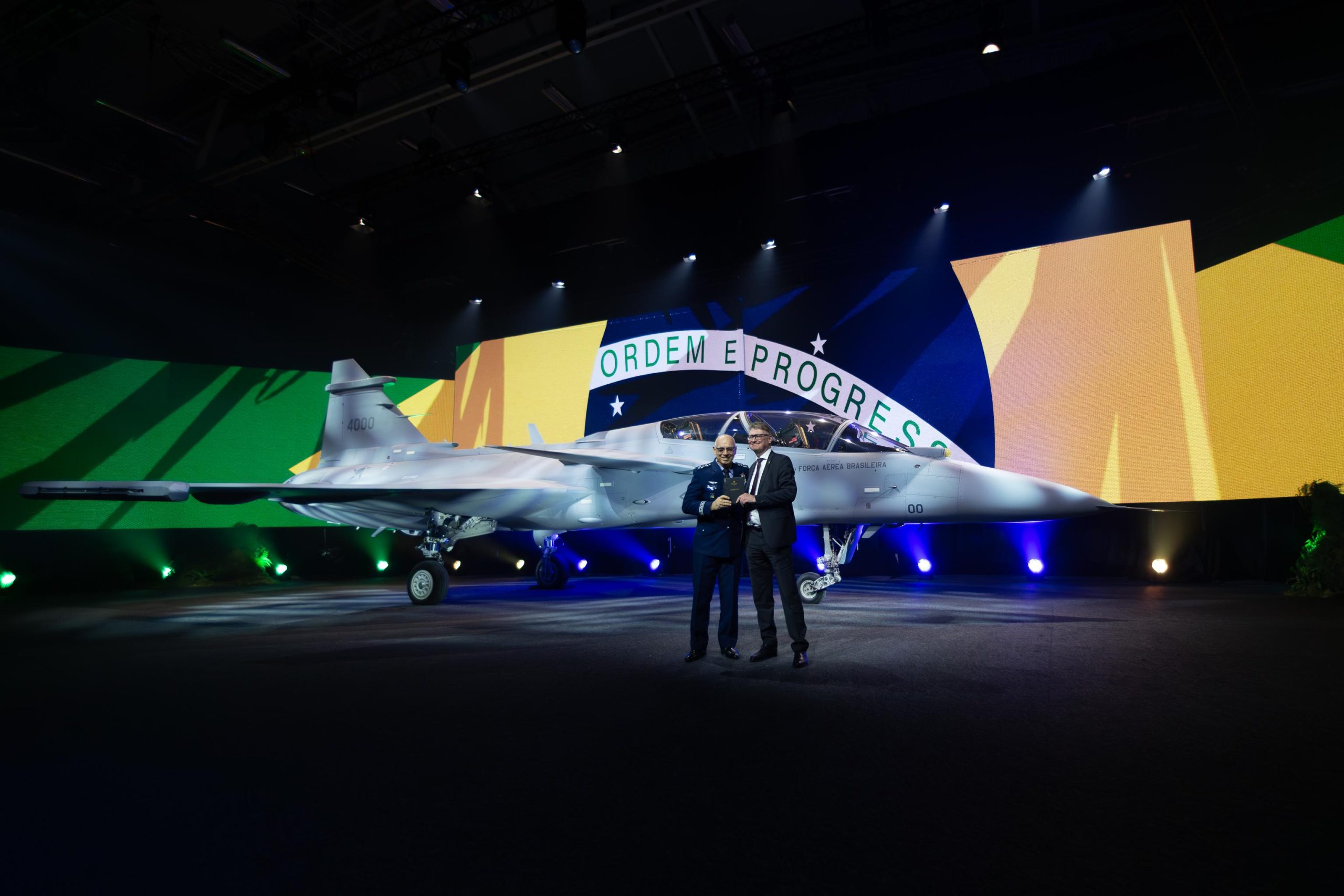 Primeiro de oito caças F-39F Gripen de dois assentos foi apresentado na Suécia (Saab)