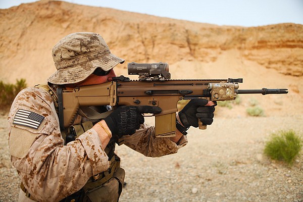 Operador estadunidense com um MK17 SCAR-H