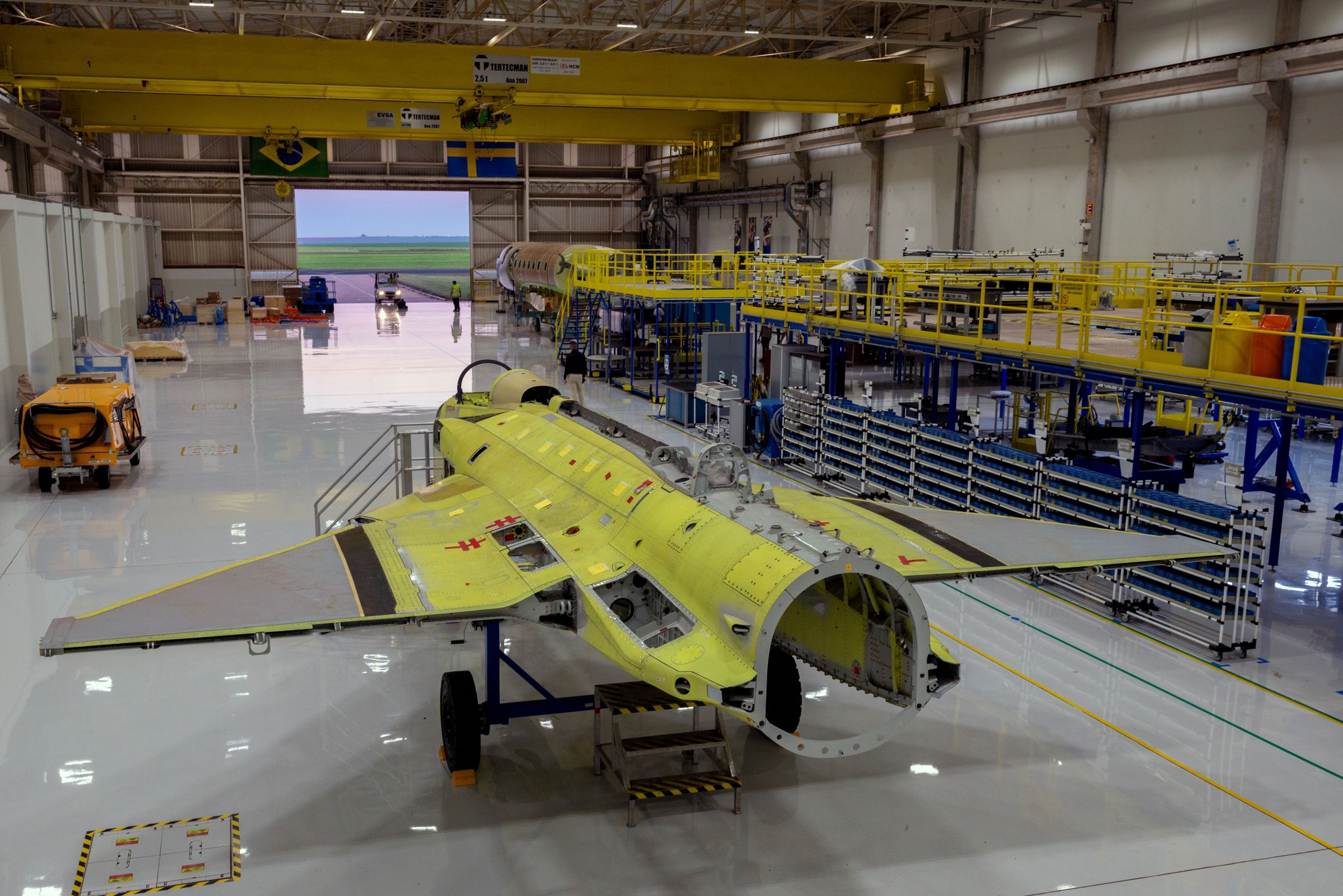 Linha de produção do F-39 Gripen na Embraer (Saab/Divulgação)