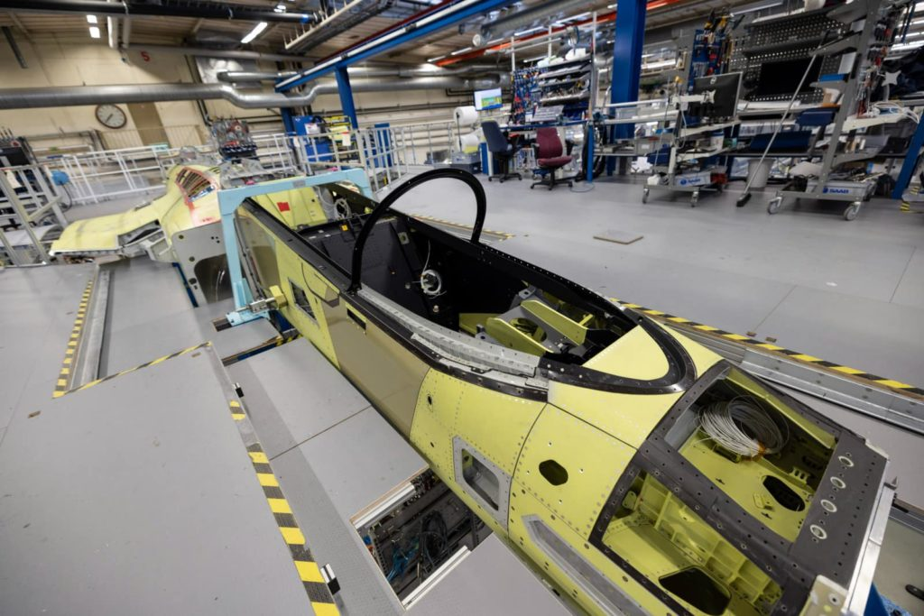 Gripen F na linha de produção. Modelo foi desenvolvido com base em especificações da FAB (Saab/Divulgação)