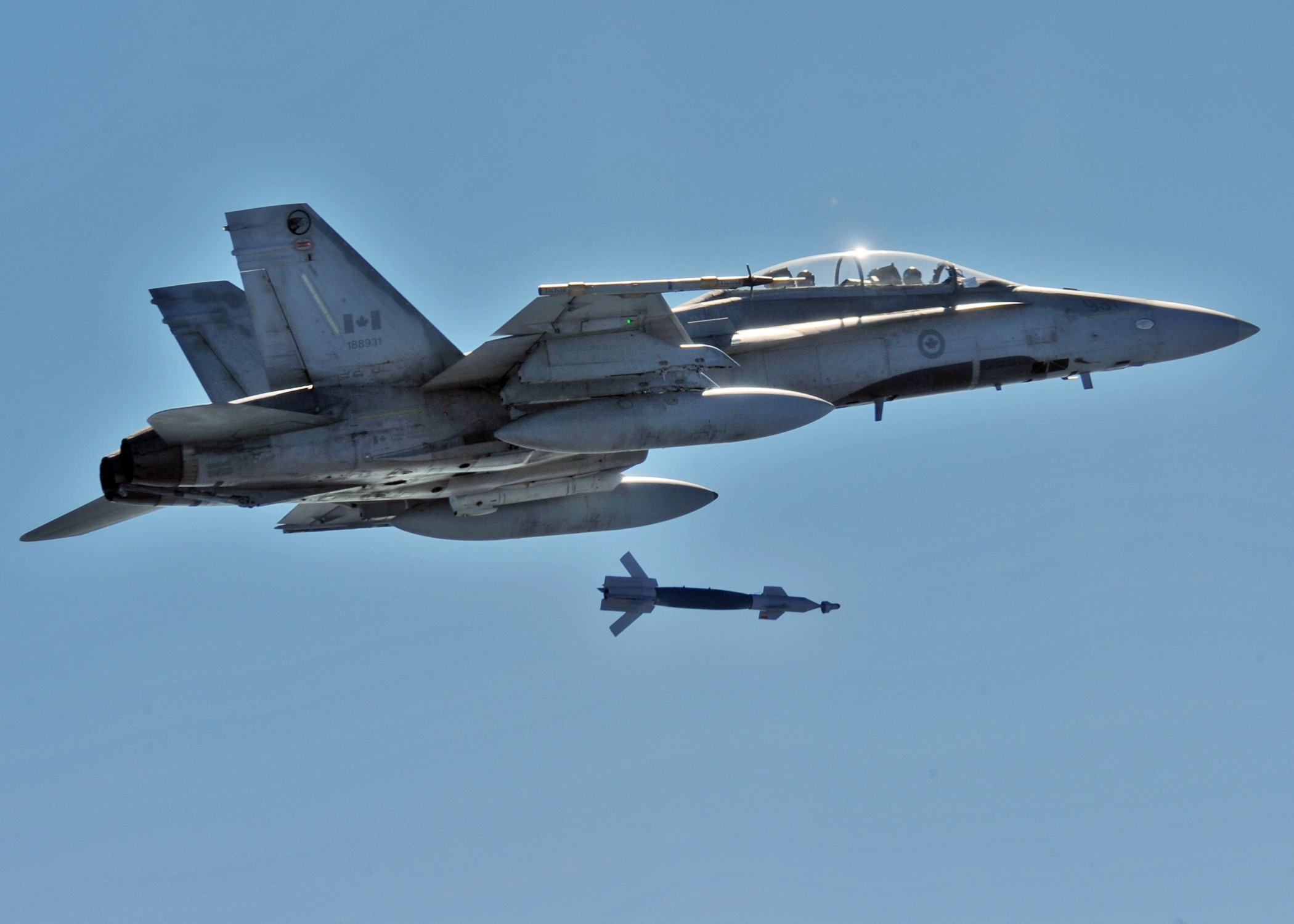 CF-188B Hornet canadense lançando uma GBU-12 (RCAF)