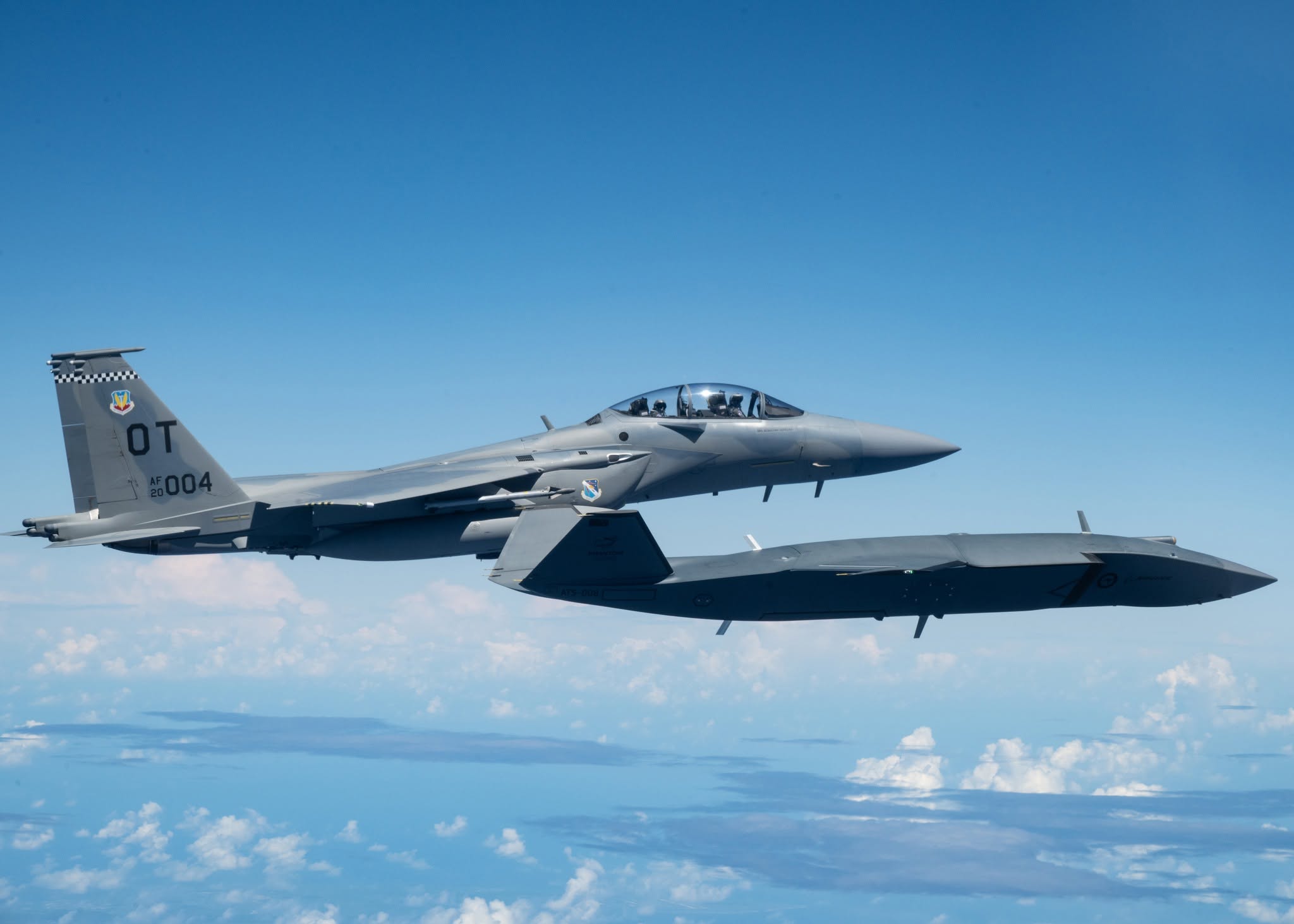 F-15EX Eagle II e MQ-28 Ghost Bat voam integrados durante exercício multinacional no Pacífico (PACAF/Divulgação)
