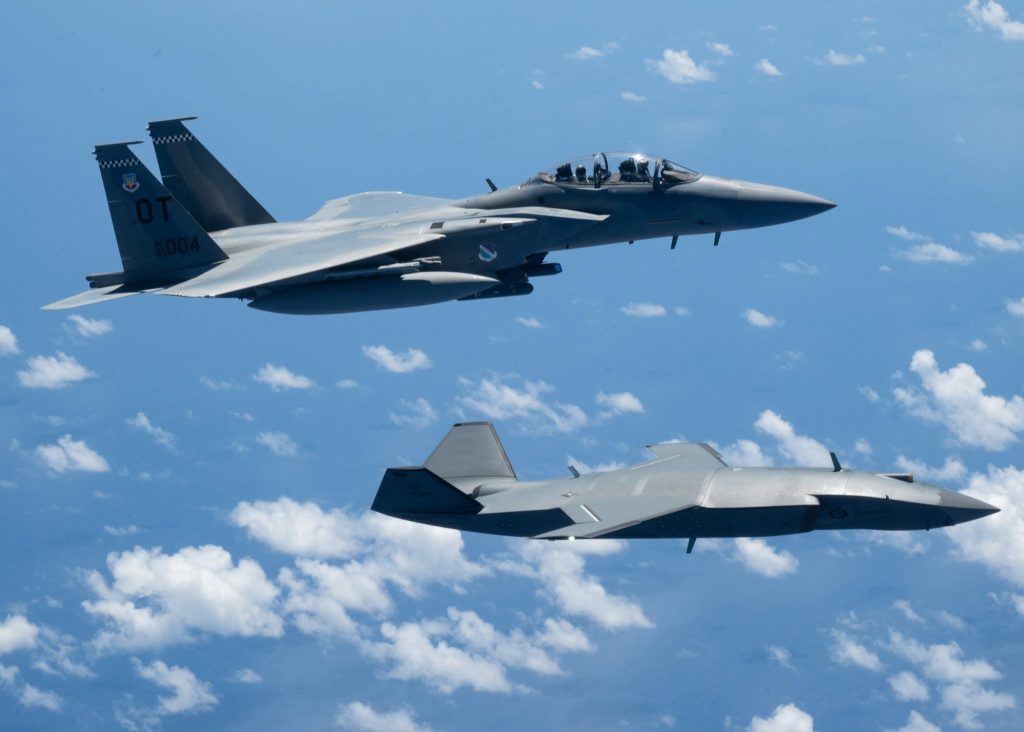 F-15EX Eagle II e MQ-28 Ghost Bat voam integrados durante exercício multinacional no Pacífico (PACAF/Divulgação)