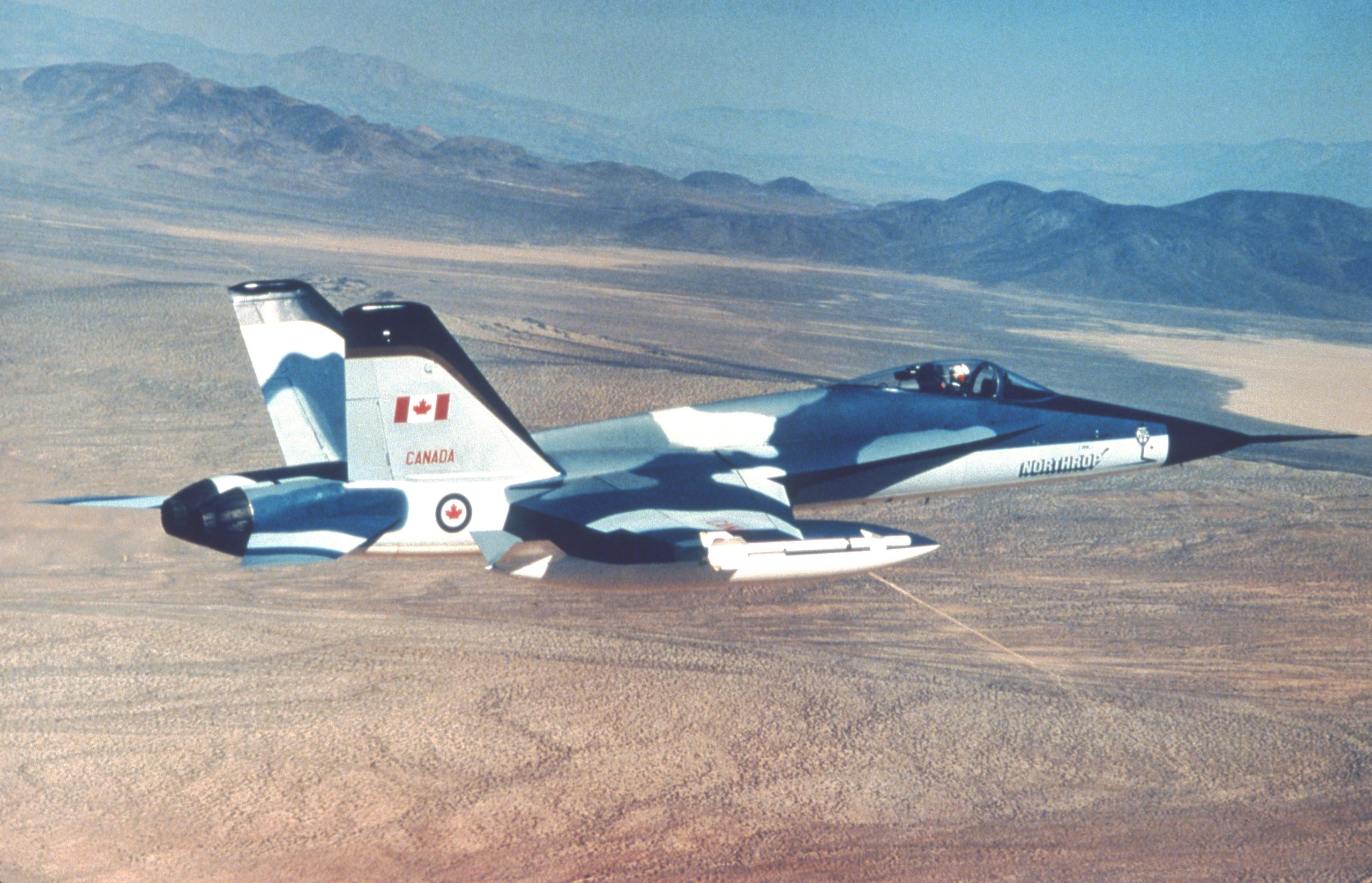 Protótipo do YF-17 com marcas do Canadá na tentativa de vender o F-18L para o país, que acabou adontando o Hornet padrão que voa até os dias de hoje (Northrop)