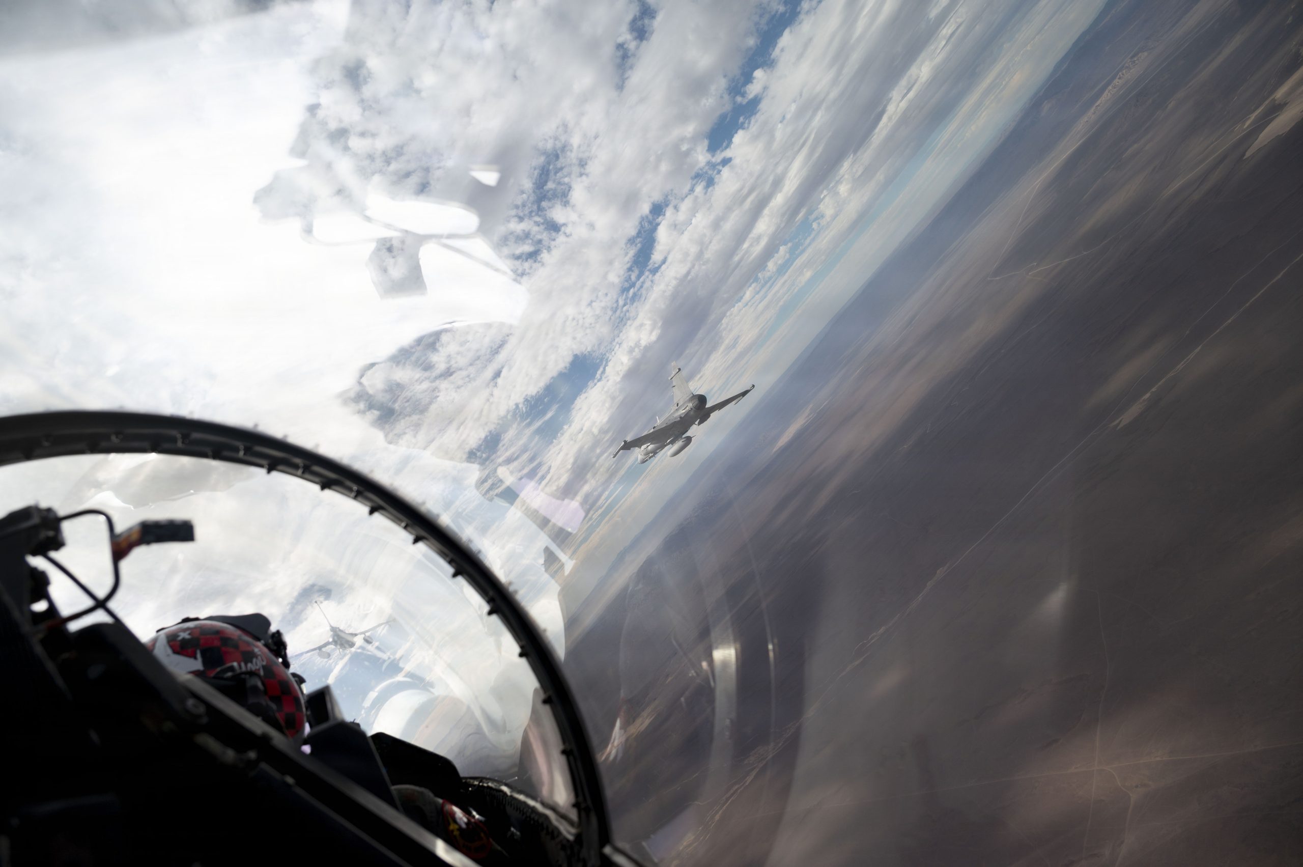 Gripen brasileiro visto de um F-16D da USAF durante o SALITRE 2026. (Staff Sgt. Jacob Cabanero)
