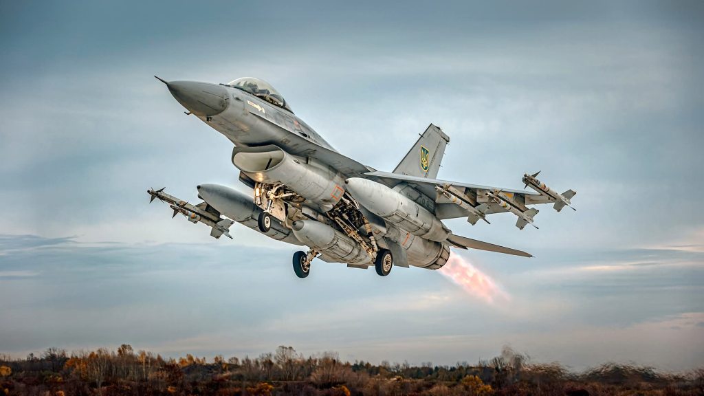 Decolagem de um F-16 Fighting Falcon da Ucrânia, armado com mísseis AIM-9M Sidewinder (UAF/Divulgação)