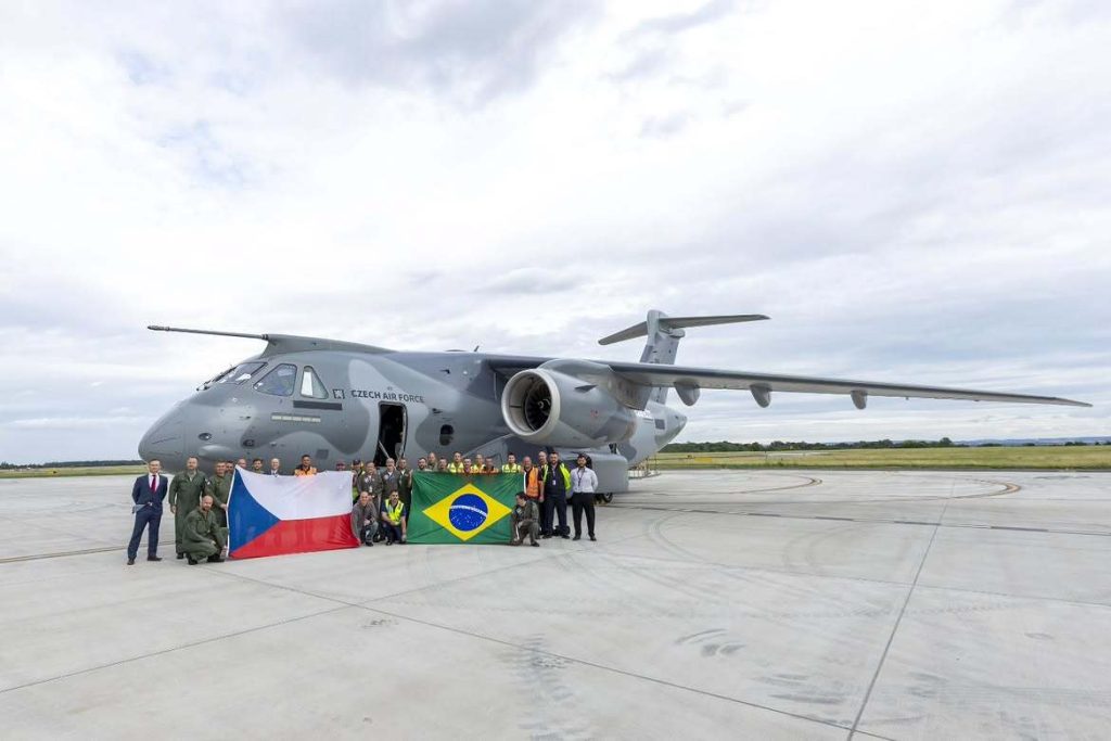 Primeiro de dois KC-390 da Força Aérea da República Tcheca chegou no país (Foto: 24ª Base Aérea de Transporte via redes sociais)