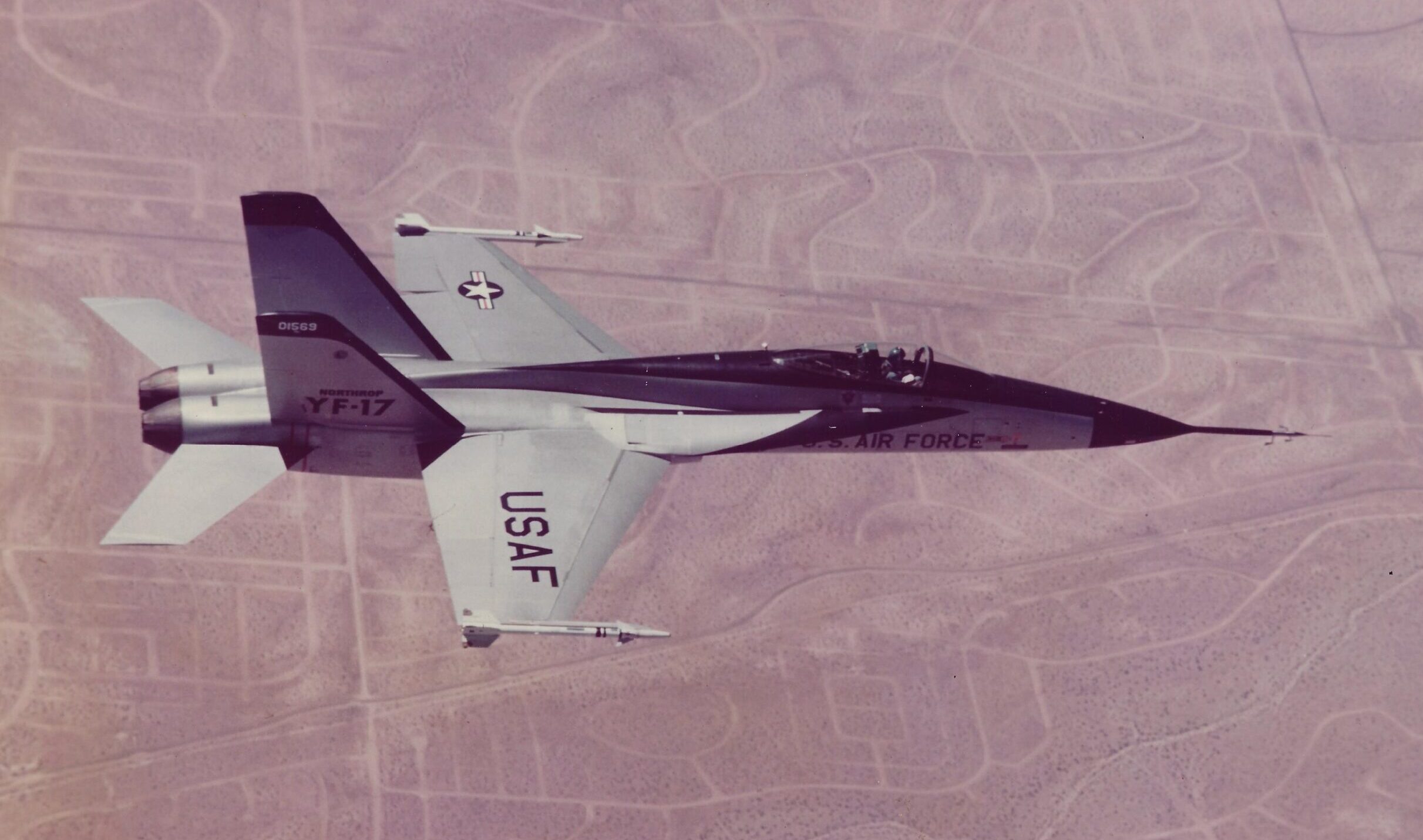 O YF-17 Cobra perdeu para o YF-16, mas deu origem ao Hornet (via Western Museum of Flight)