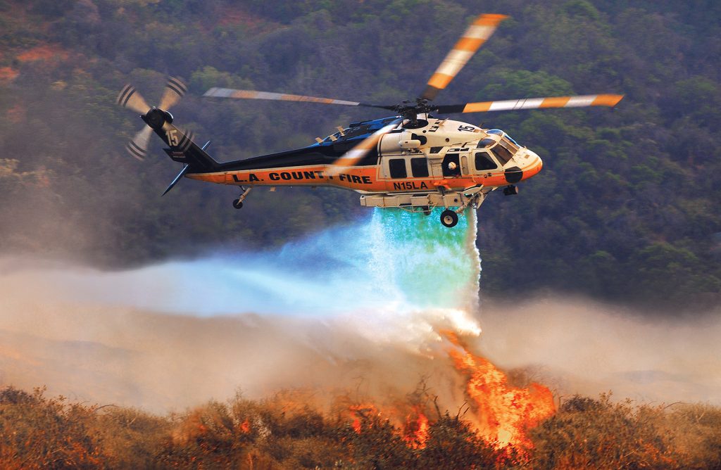 Lockheed S-70 Firehawk, versão de combate a incêndios e busca e resgate do Black Hawk. (Foto: LACOFD)