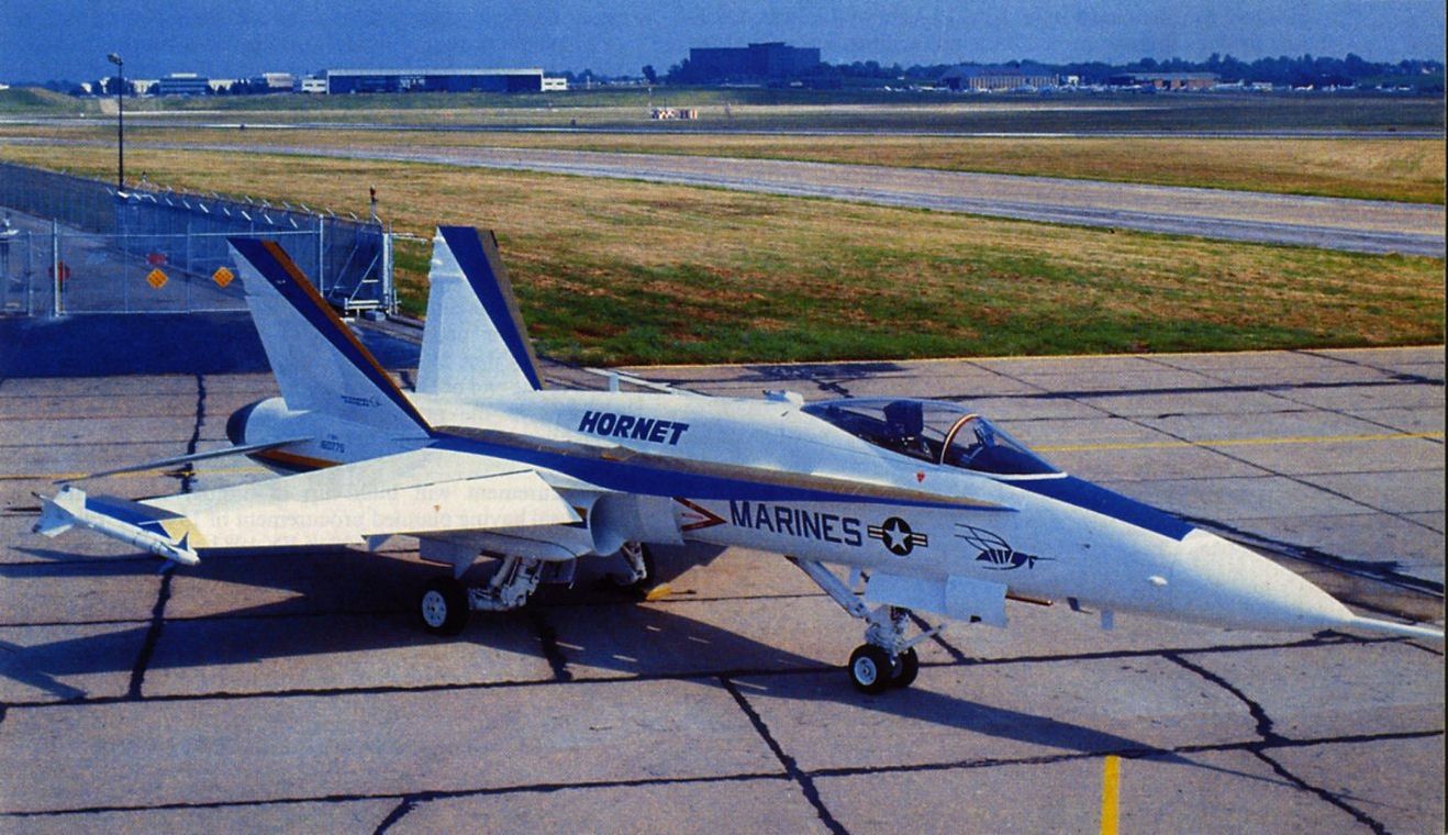 Protótipo do F/A-18 Honet na sede da McDonnell Douglas em St. Louis (via Avia DejaVu)