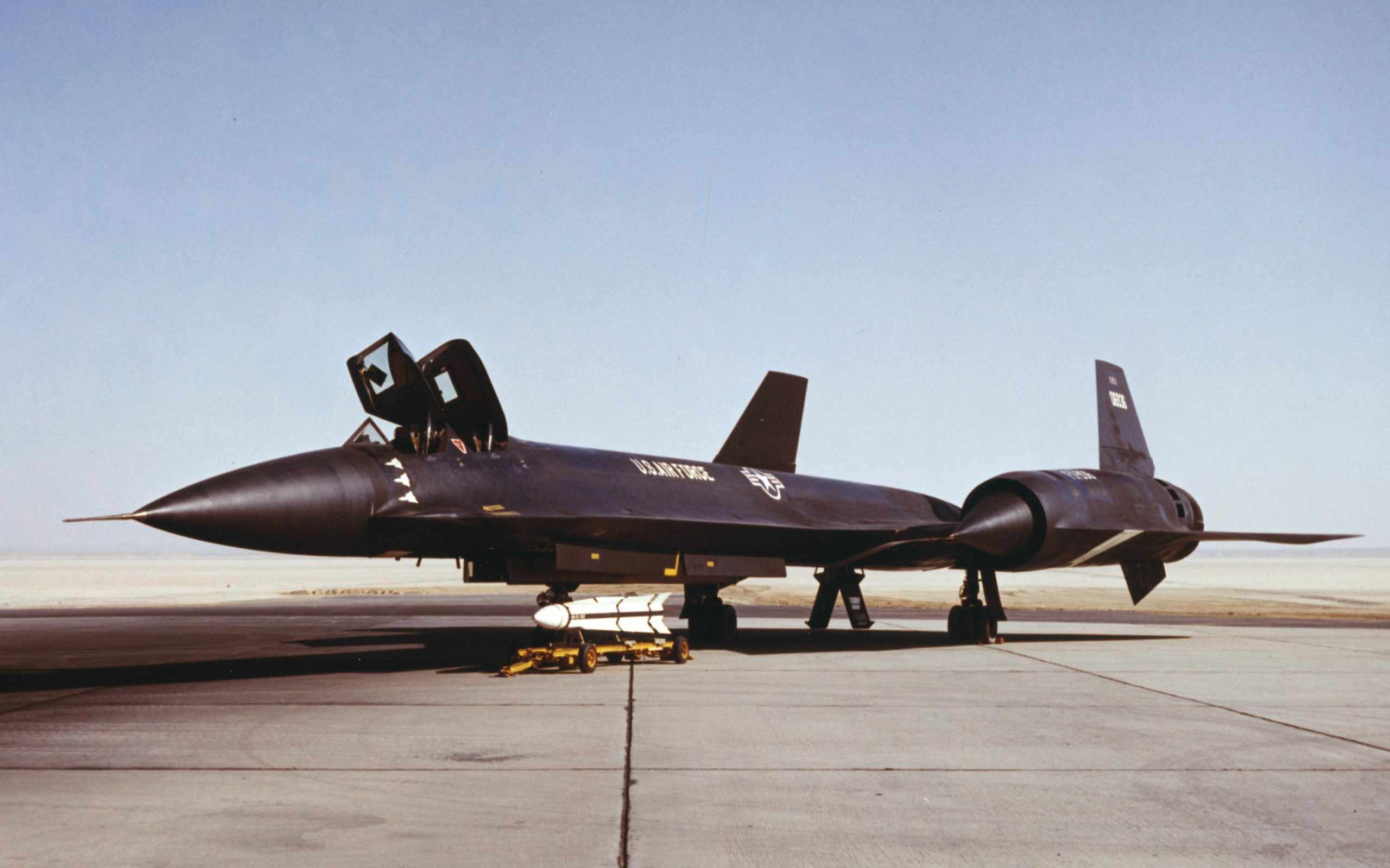 YF-12 com o míssil AIM-47 Falcon (USAF)
