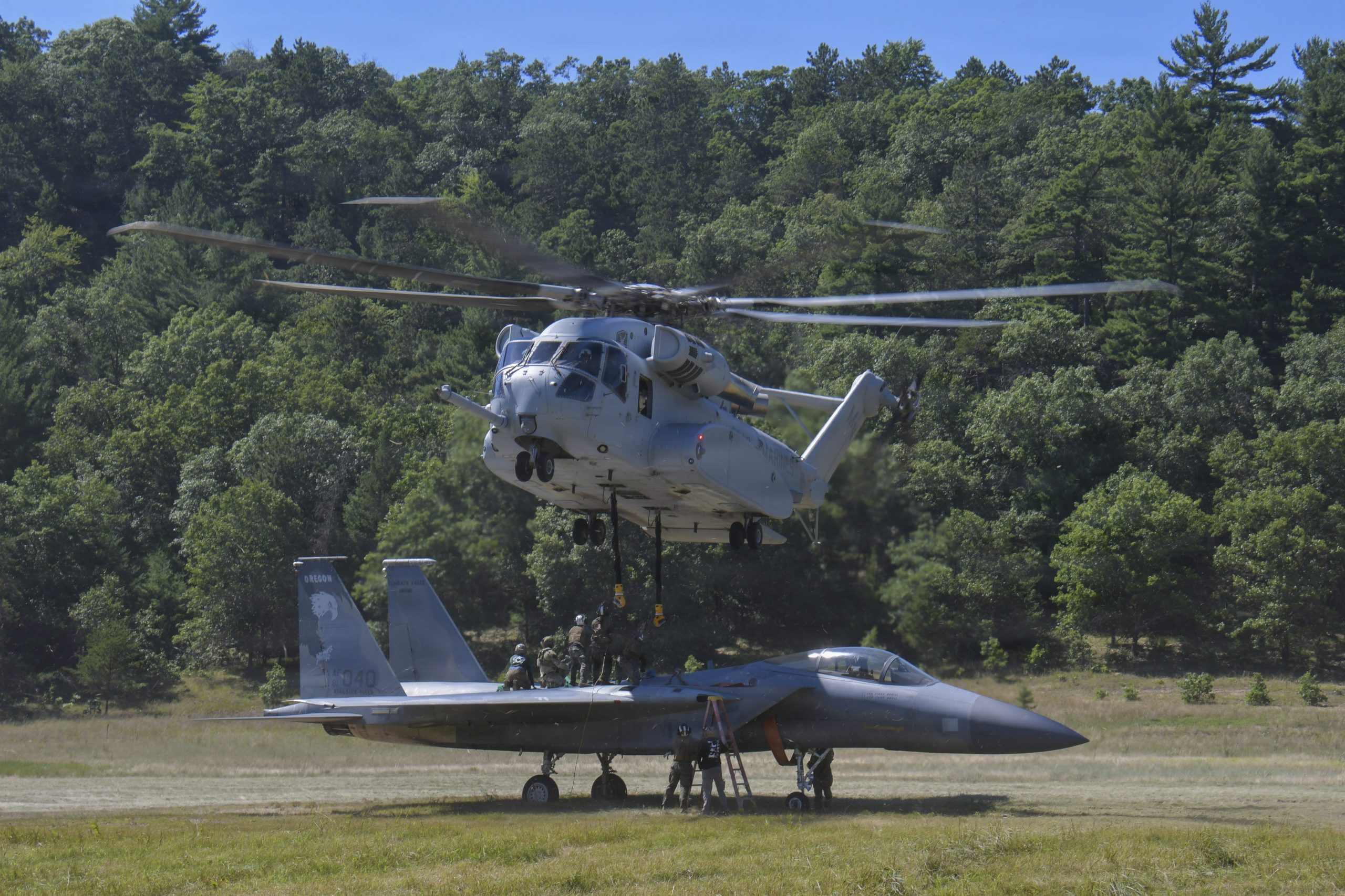 Helicóptero CH-53K dos Fuzileiros Navais içou caça F-15 Eagle da USAF durante exercício (Foto: Paul Gorman/ANG)