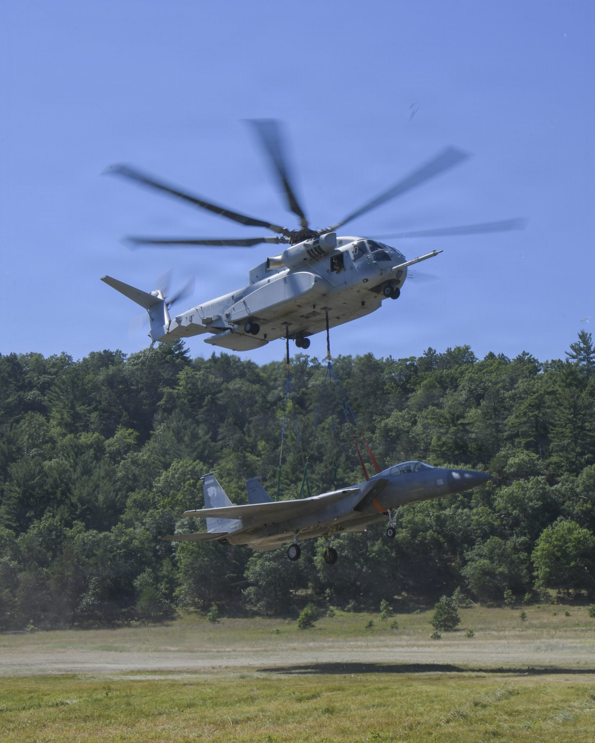 Mais potente helicóptero em operação nos EUA, CH-53 içou caça F-15 desativado sem esforço (ANG/Divulgação)