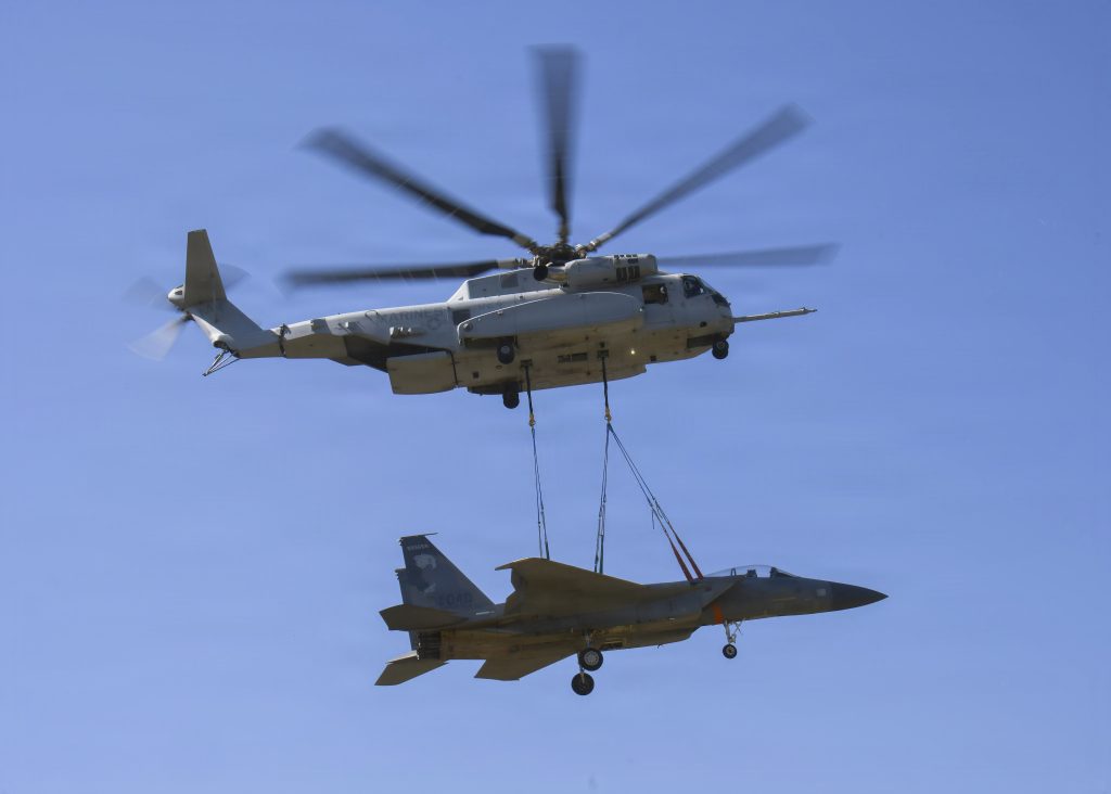 Helicóptero CH-53K dos Fuzileiros Navais içou caça F-15 Eagle da USAF durante exercício (Foto: Paul Gorman/ANG)