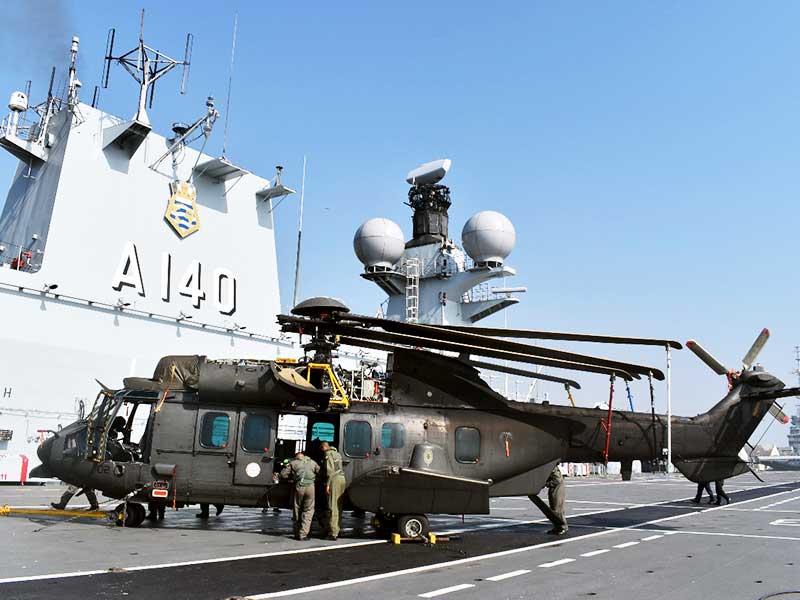 HM-4 Jaguar do EB a bordo do NAM Atlântico (MB/Divulgação)