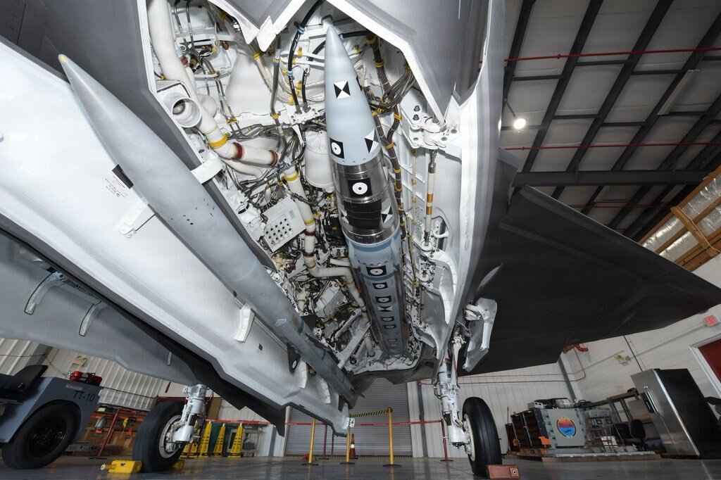 Novo AIM-424 na baia de um F-35C durante ensaios. Ao lado, um míssil AIM-120 AMRAAM (Marinha dos EUA/Divulgação)