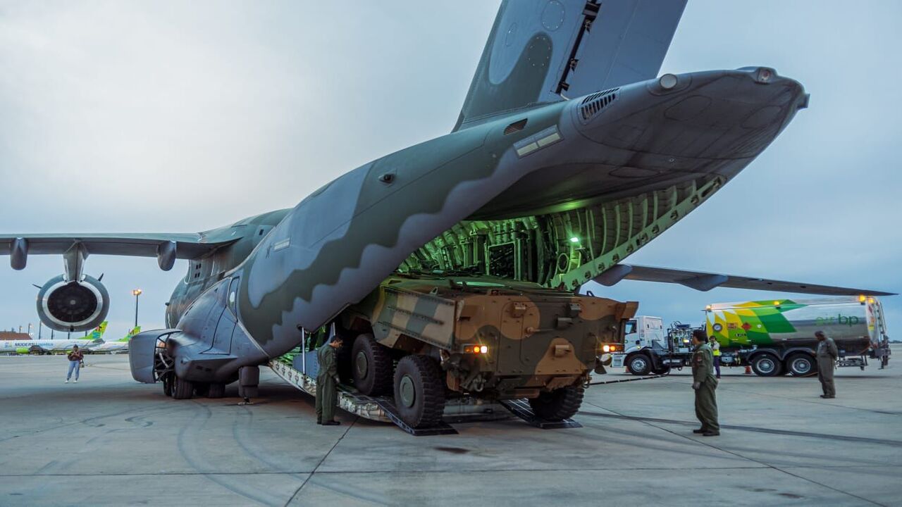 VBTP Gurani desembarcando do KC-390