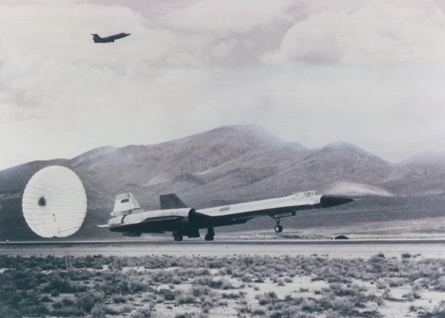 YF-12 pousando na região de Groom Lake após seu primeiro voo, em 1963 (via Vintage Aviation News)