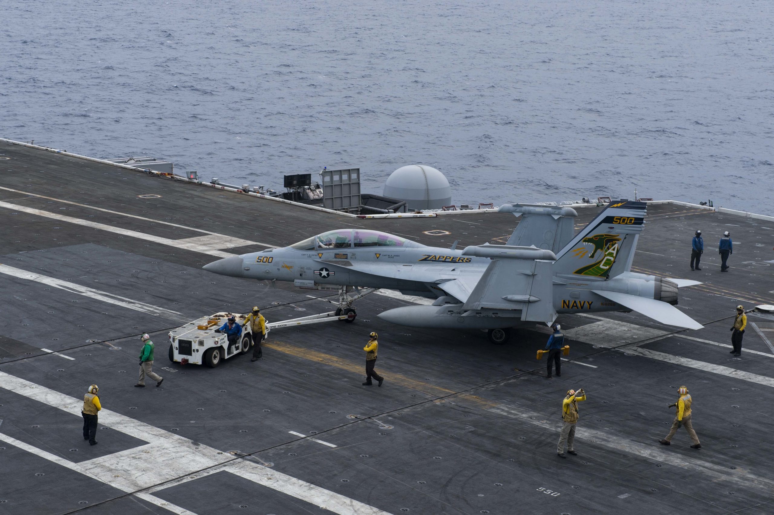 EA-18G do esquadrão VAQ-130 a bordo do porta-aviões USS Dwight D. Eisenhower (Foto: Ashley M.C. Estrella/Marinha dos EUA)
