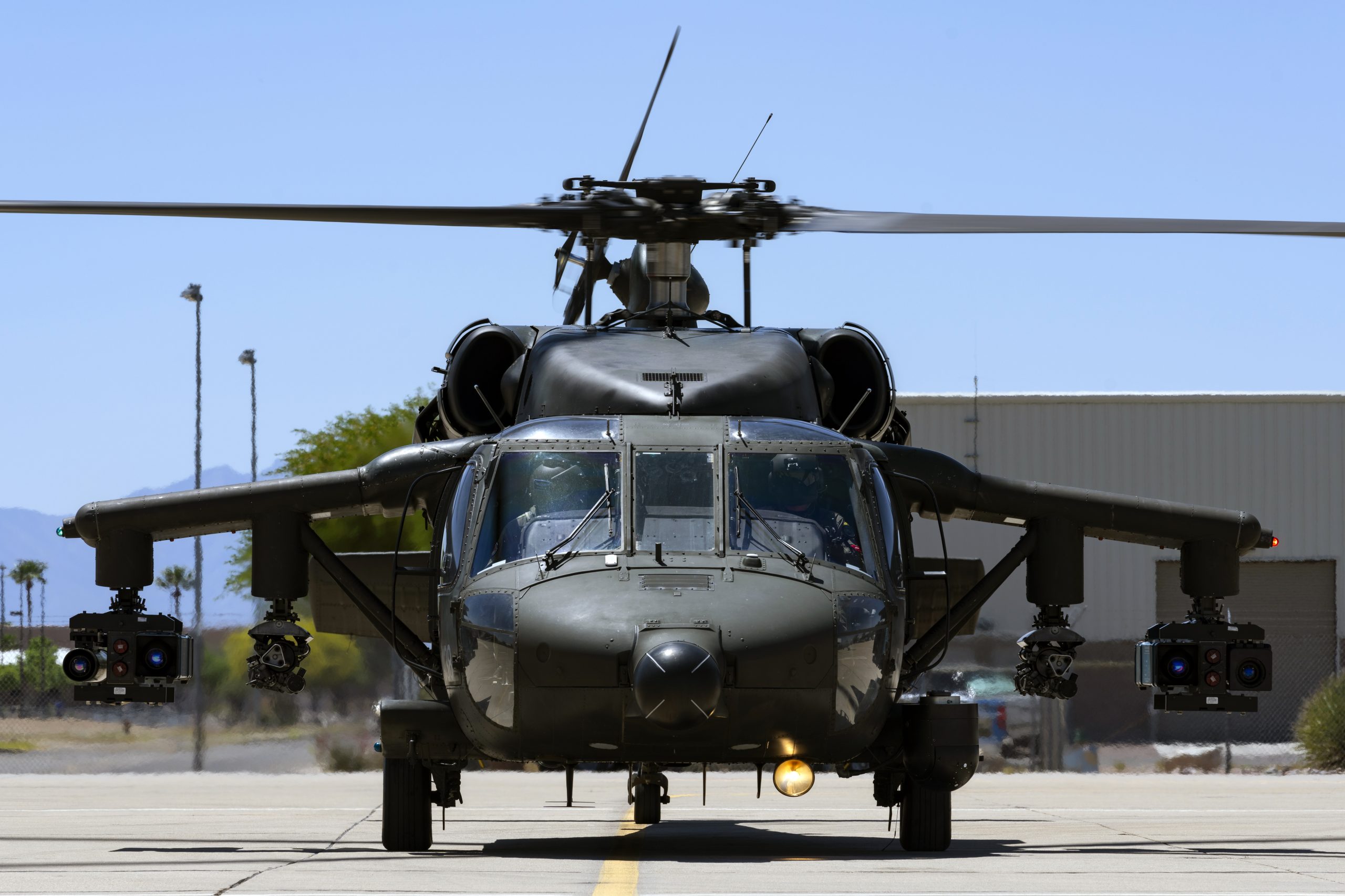 AH-60L Arpía da Força Aérea Colombiana, armado com metralhadoras GAU-19 calibre .50 BMG e mísseis Spike (Tech. Sgt. Rachel Maxwell/USAF)