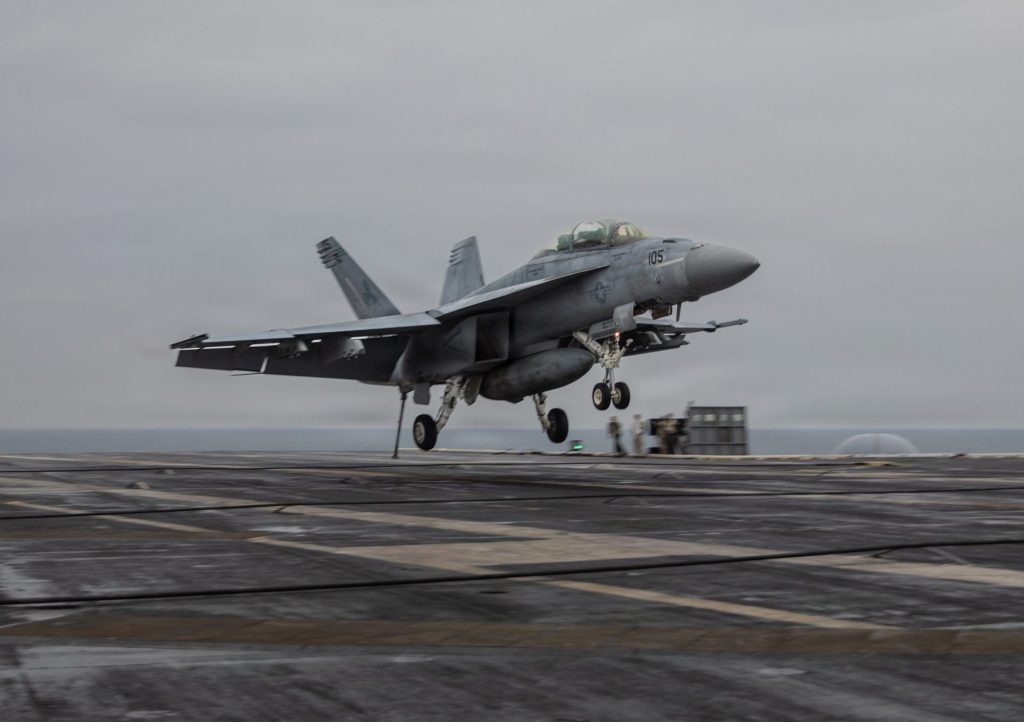 Um F/A-18F Super Hornet do esquadrão VFA-32 pousando a bordo do porta-aviões USS Dwight D. Eisenhower (Foto: Jamison Sutton/Marinha dos EUA)