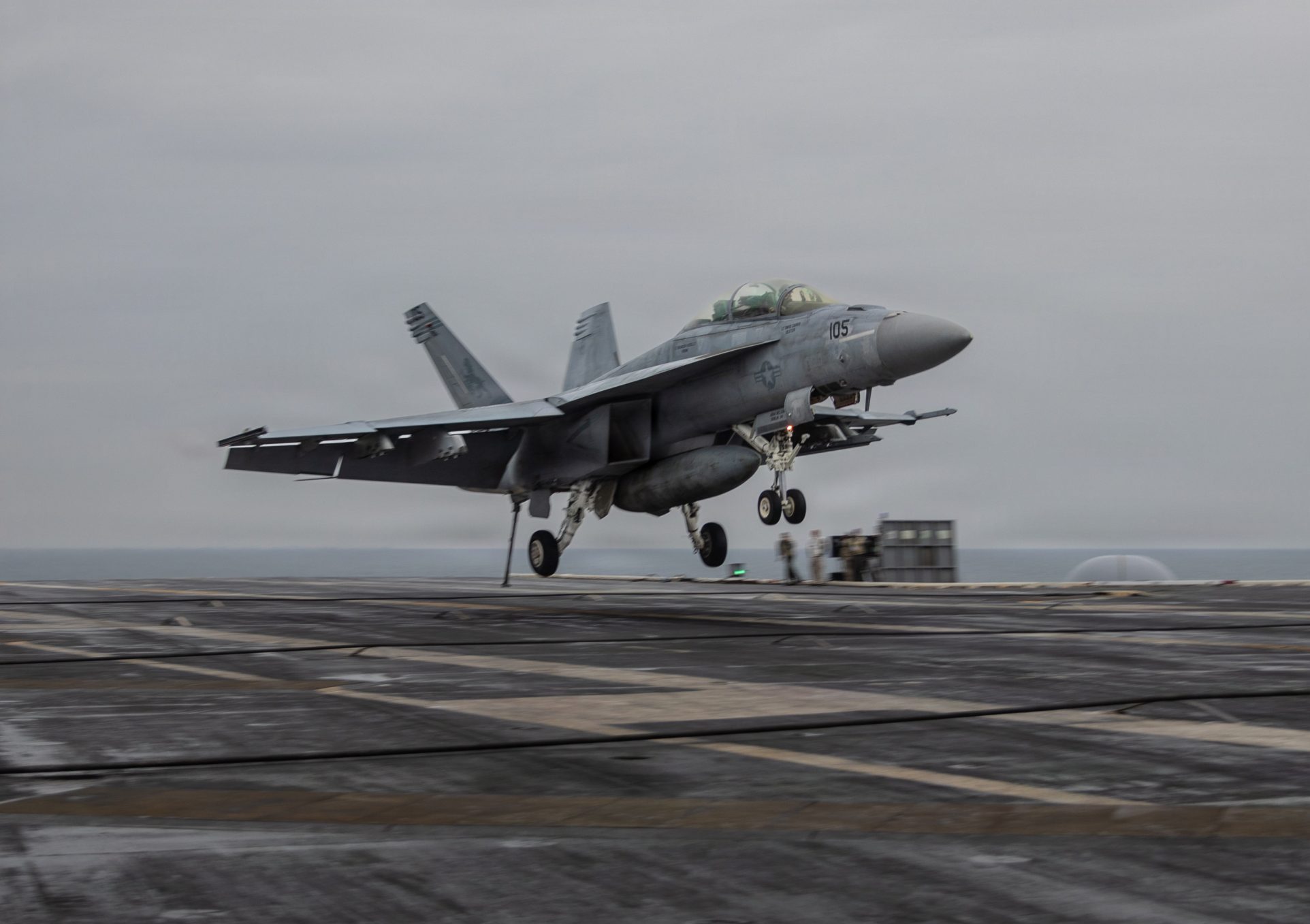 Um F/A-18F Super Hornet do esquadrão VFA-32 pousando a bordo do porta-aviões USS Dwight D. Eisenhower (Foto: Jamison Sutton/Marinha dos EUA)