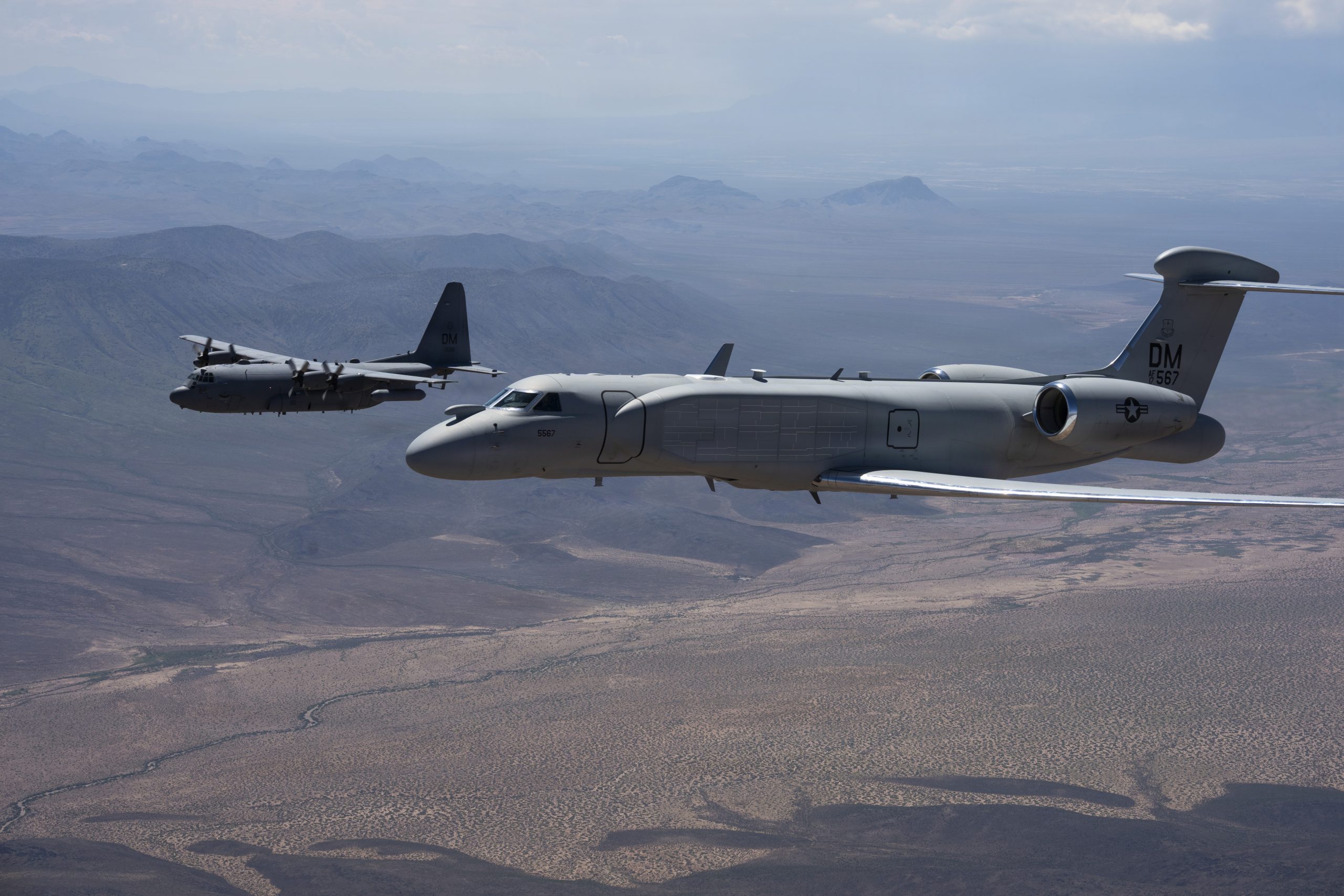 Um EC-130H Compass Call e um EA-37B Compass Call, pertencentes ao 55º Grupo de Combate Eletrônico, voam em formação sobre o sul do Arizona Senior Airman Devlin Bishop/USAF)