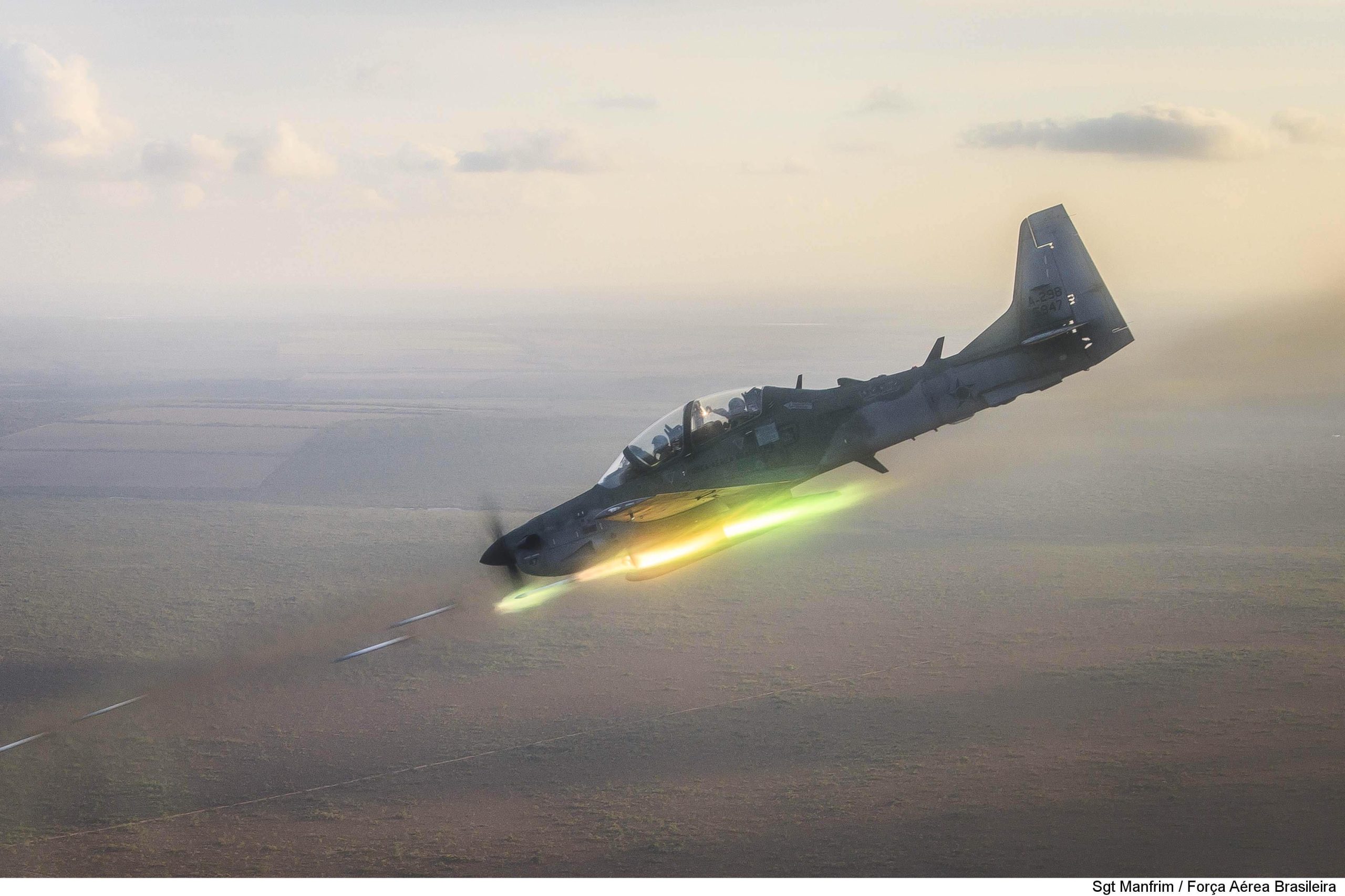A-29B Super Tucano da FAB disparando foguetes de 70mm (Sgt. Manfrim/FAB/Divulgação)