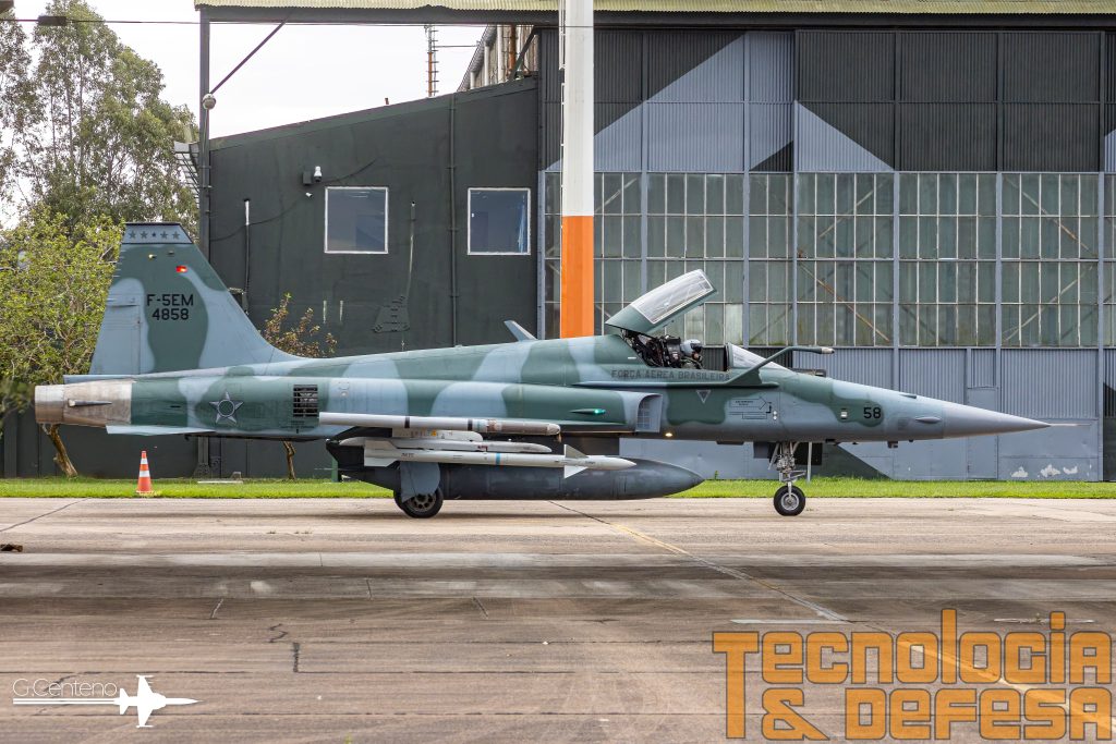 F-5EM Tiger II carregando mísseis Derby e Python IV de treinamento (foto: Gabriel Centeno)