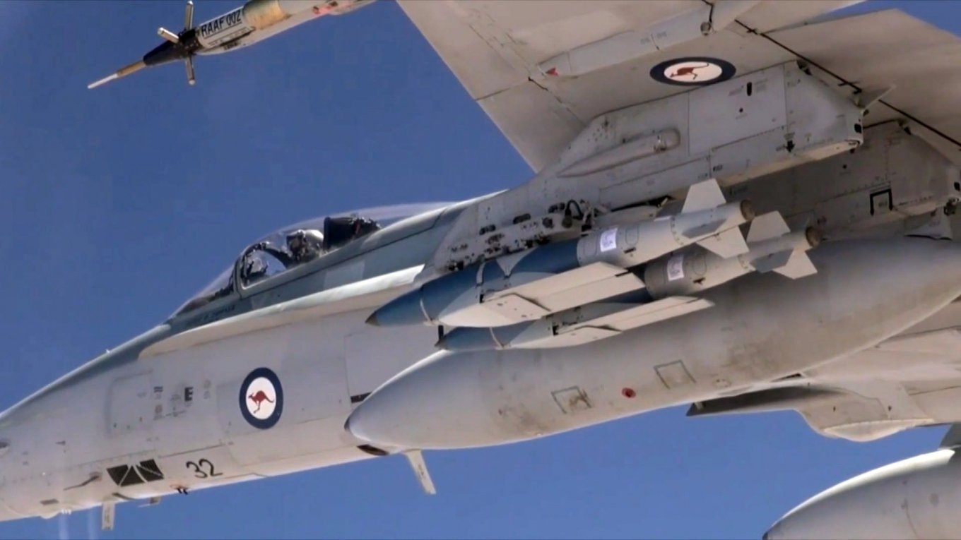 Bombas JDAM-ER sob as asas de um F/A-18 Hornet australiano (MOD Austrália)