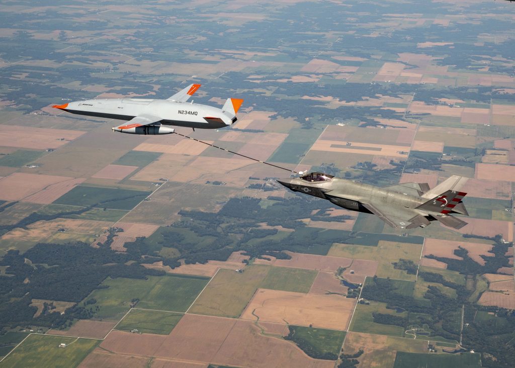 MQ-25 reabastecendo um F-35C Lightning II (Kevin Flynn/Boeing)