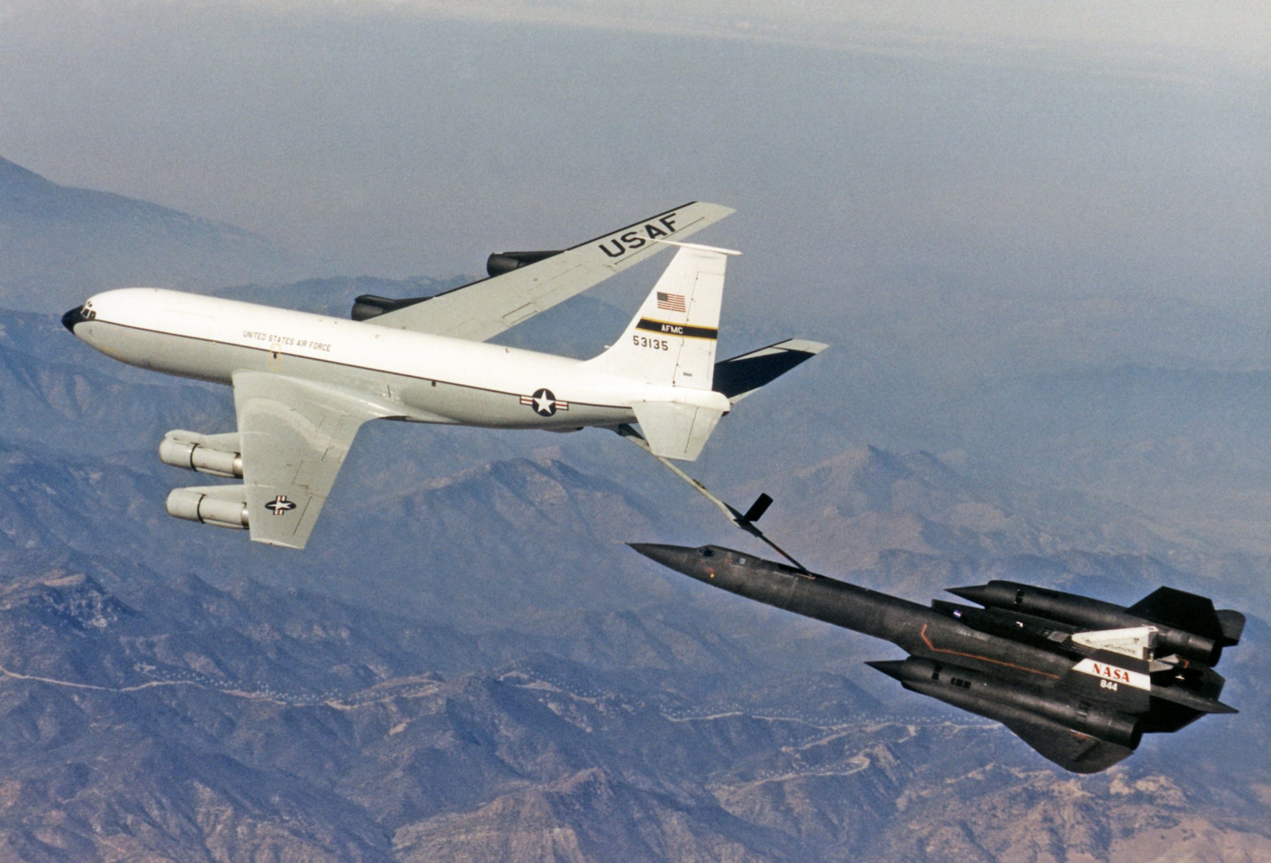 O SR-71A da NASA sendo reabastecido em voo por um NKC-135 Stratotanker da USAF (Divulgação)