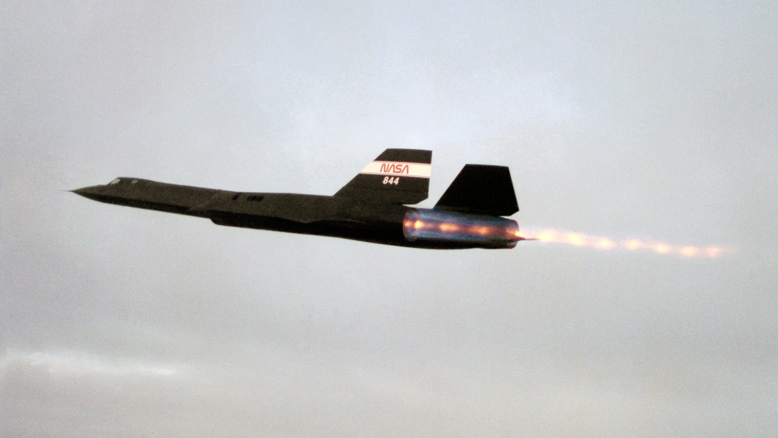 A longa chama pós-combustão dos motores J58 corta o ar como um maçarico: o SR-71 NASA 844 em março de 1993 (Divulgação)