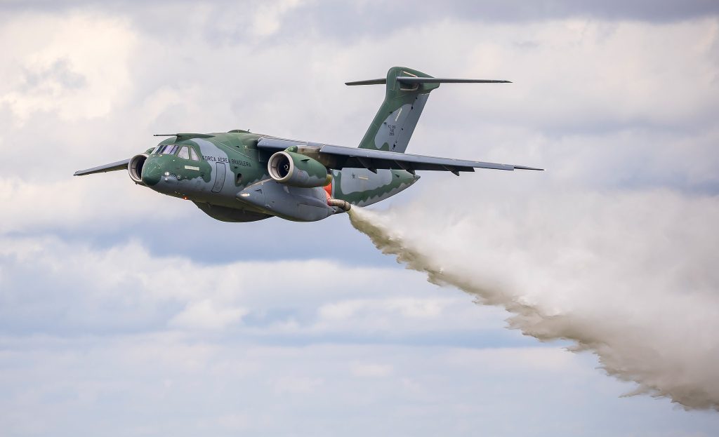 KC-390 da FAB utilizando o sistema MAFFS II de combate a incêndios (Sgt. Müller Marin/FAB)