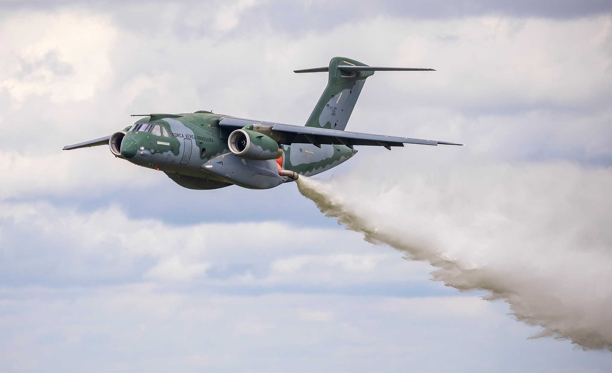 KC-390 da FAB utilizando o sistema MAFFS II de combate a incêndios (Sgt. Müller Marin/FAB)