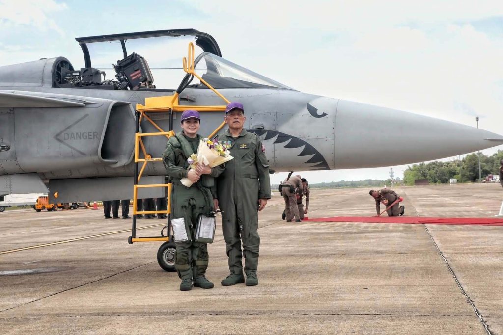 Suthida Bajrasudhabimalalakshana se tornou a primeira Rainha no mundo a pilotar um avião de caça supersônico