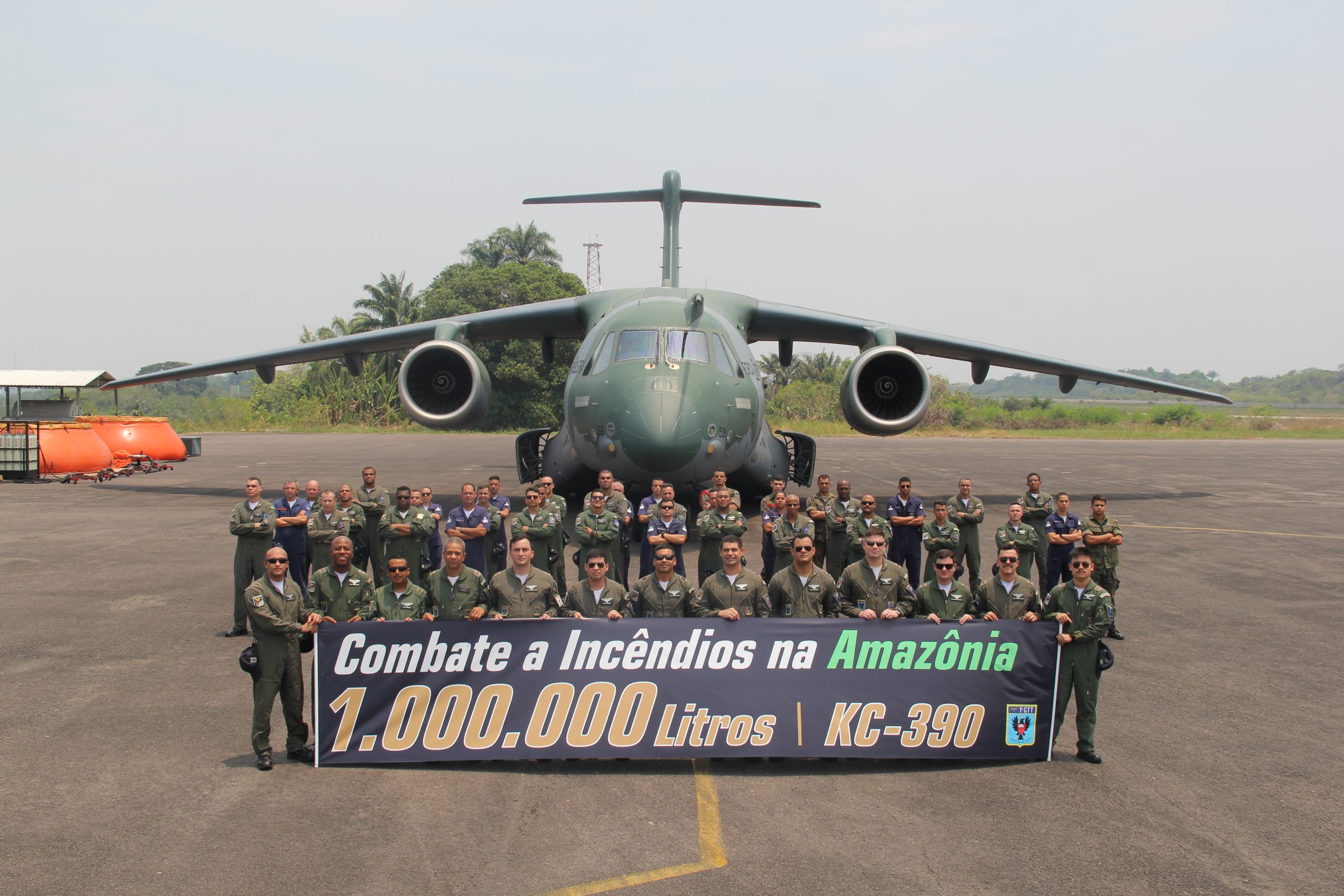 Equipe do Esquadrão Zeus celebra a marca de 1 milhão de litros d'água despejados na Operação Amazonas (MD/Divulgação)